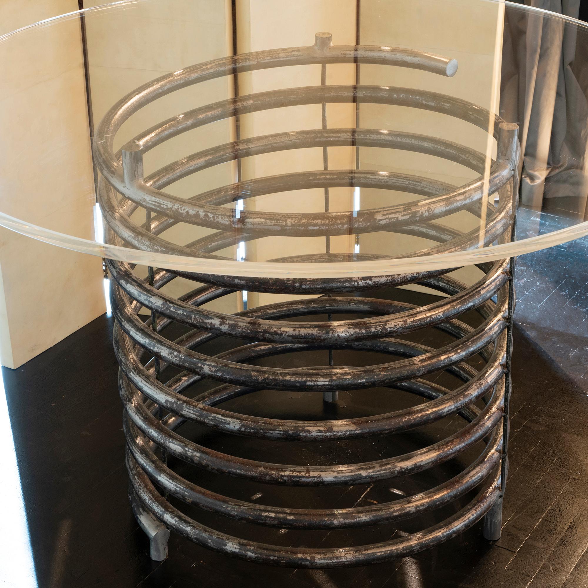 1980's Italian Round Table Brut Steel Spiral Shape Base Clear Lucite Top  In Good Condition For Sale In Firenze, IT