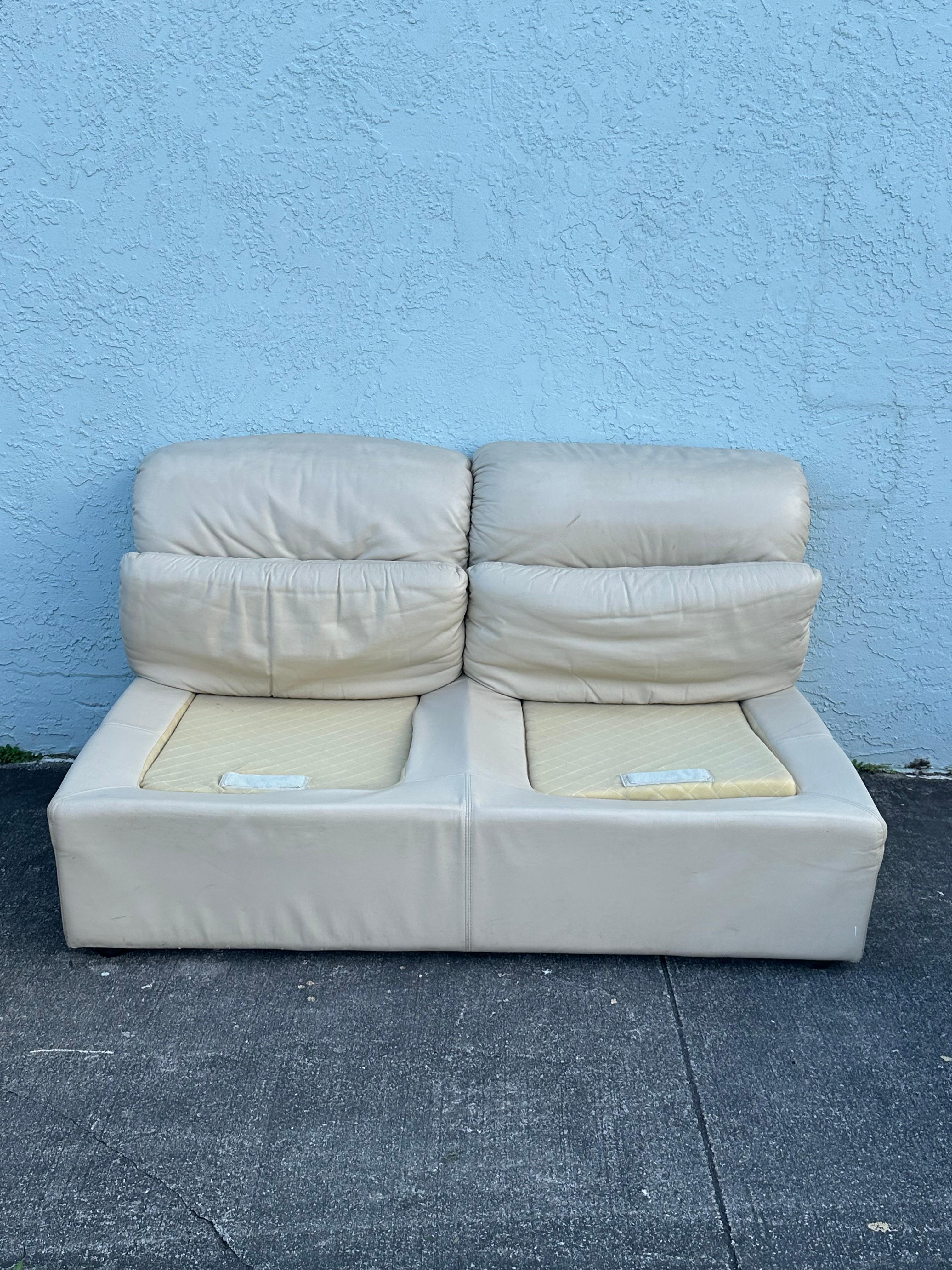 Modèle modulaire beige post-moderne italien de 3 pièces sectionnel Salotti Natuzzi des années 1980 en vente 11