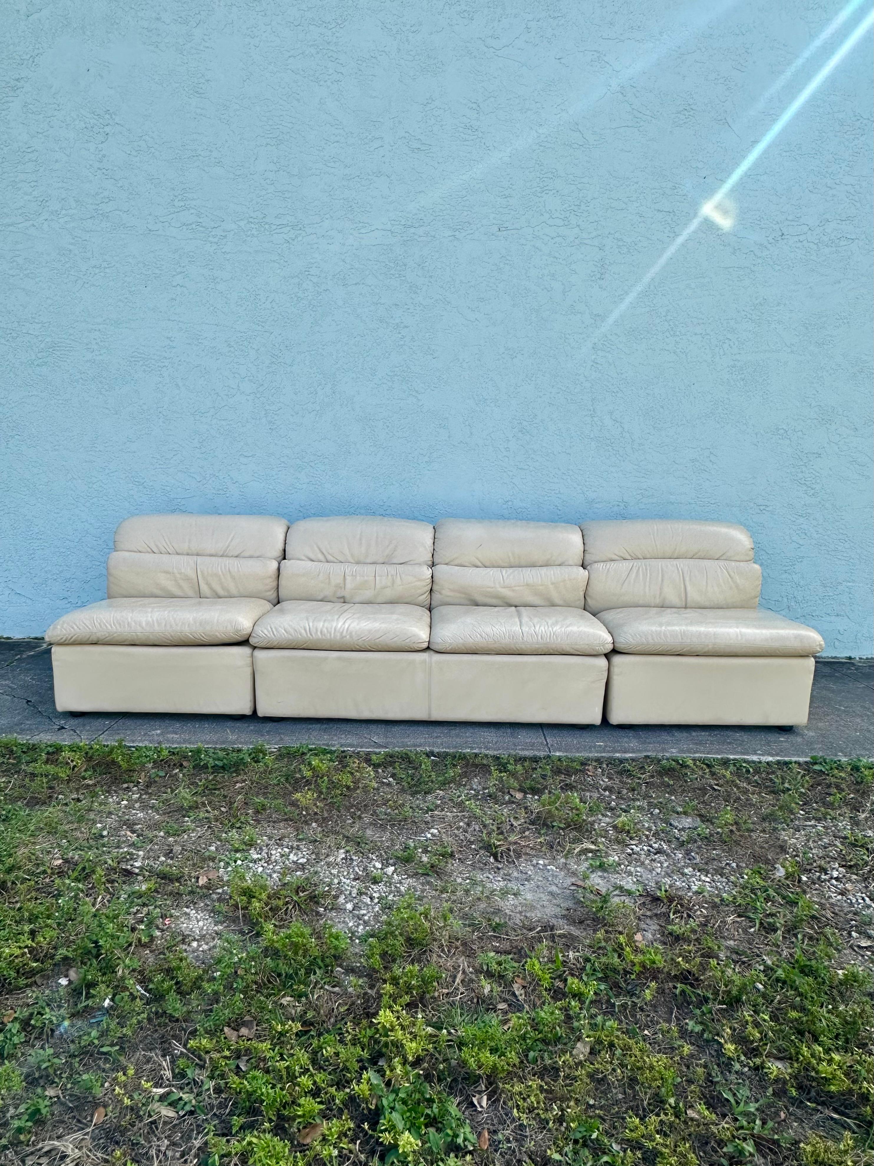 Replongez-vous dans les années 1990, élégantes et sophistiquées, avec cet exquis sectionnel modulaire à trois pièces en cuir beige. Le sectionnel ultra rare dégage un air de luxe et de raffinement. Le design est remarquable partout. Le luxueux