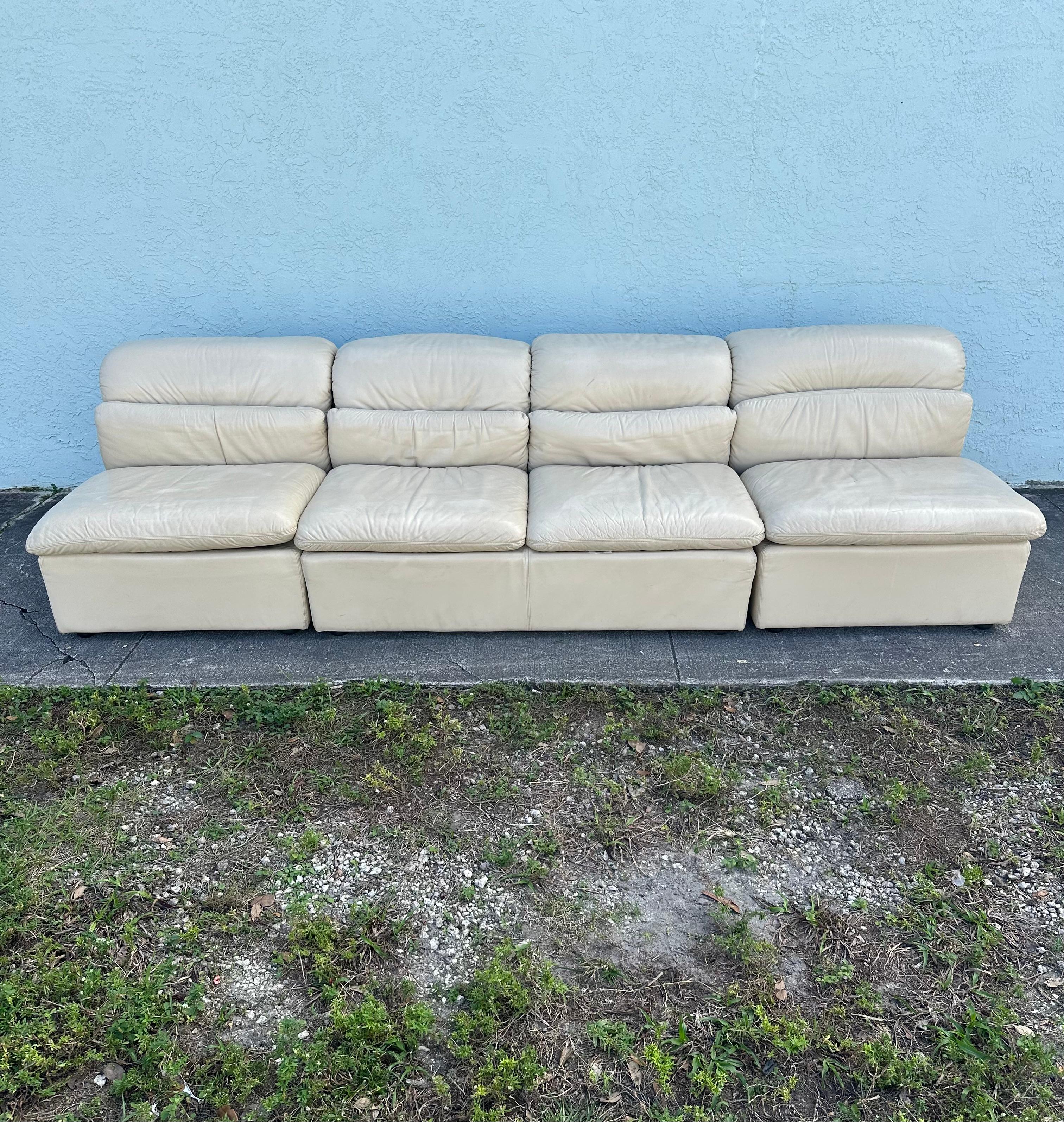 Postmoderne Modèle modulaire beige post-moderne italien de 3 pièces sectionnel Salotti Natuzzi des années 1980 en vente