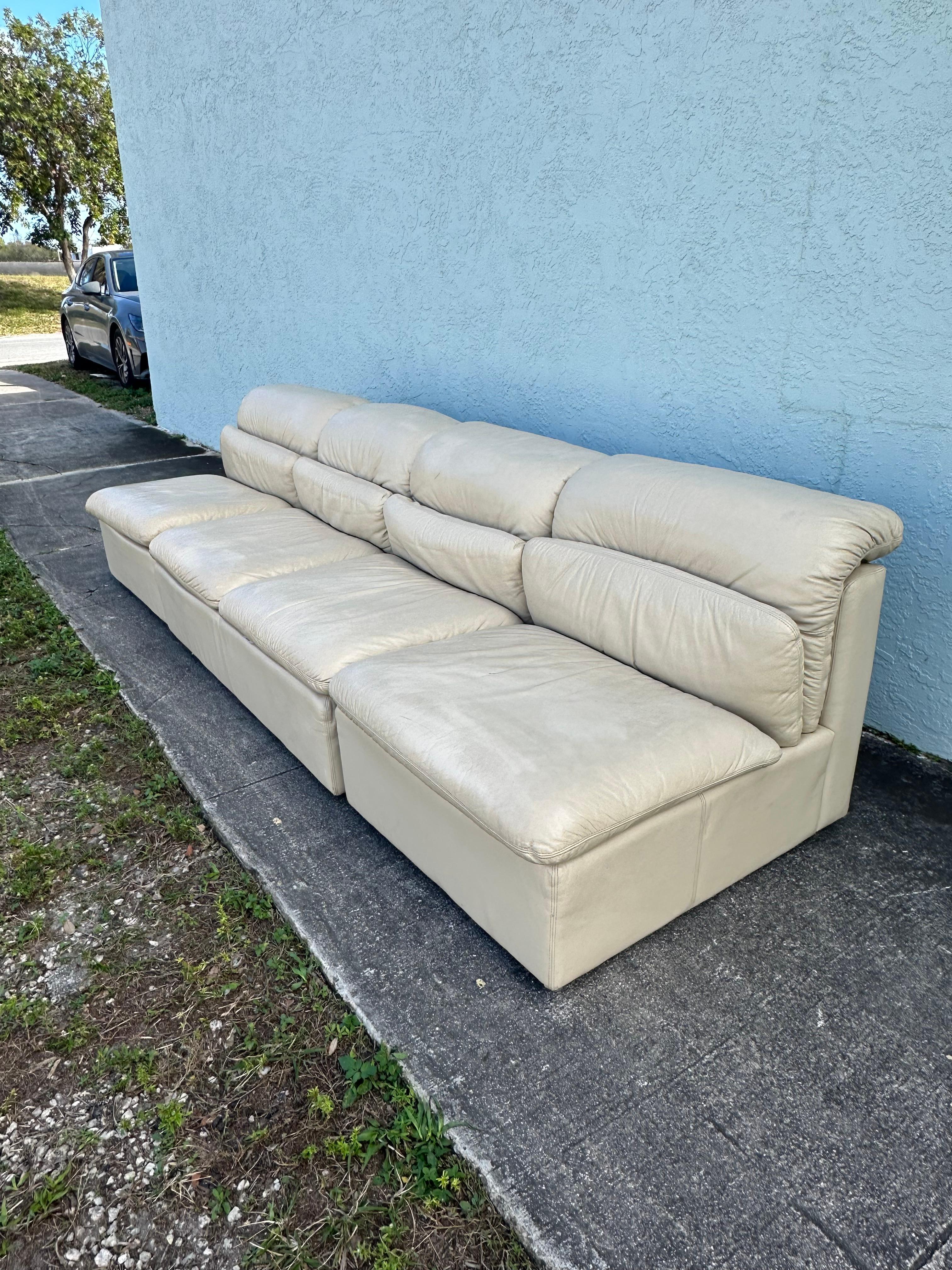 Modèle modulaire beige post-moderne italien de 3 pièces sectionnel Salotti Natuzzi des années 1980 Bon état - En vente à Fort Lauderdale, FL