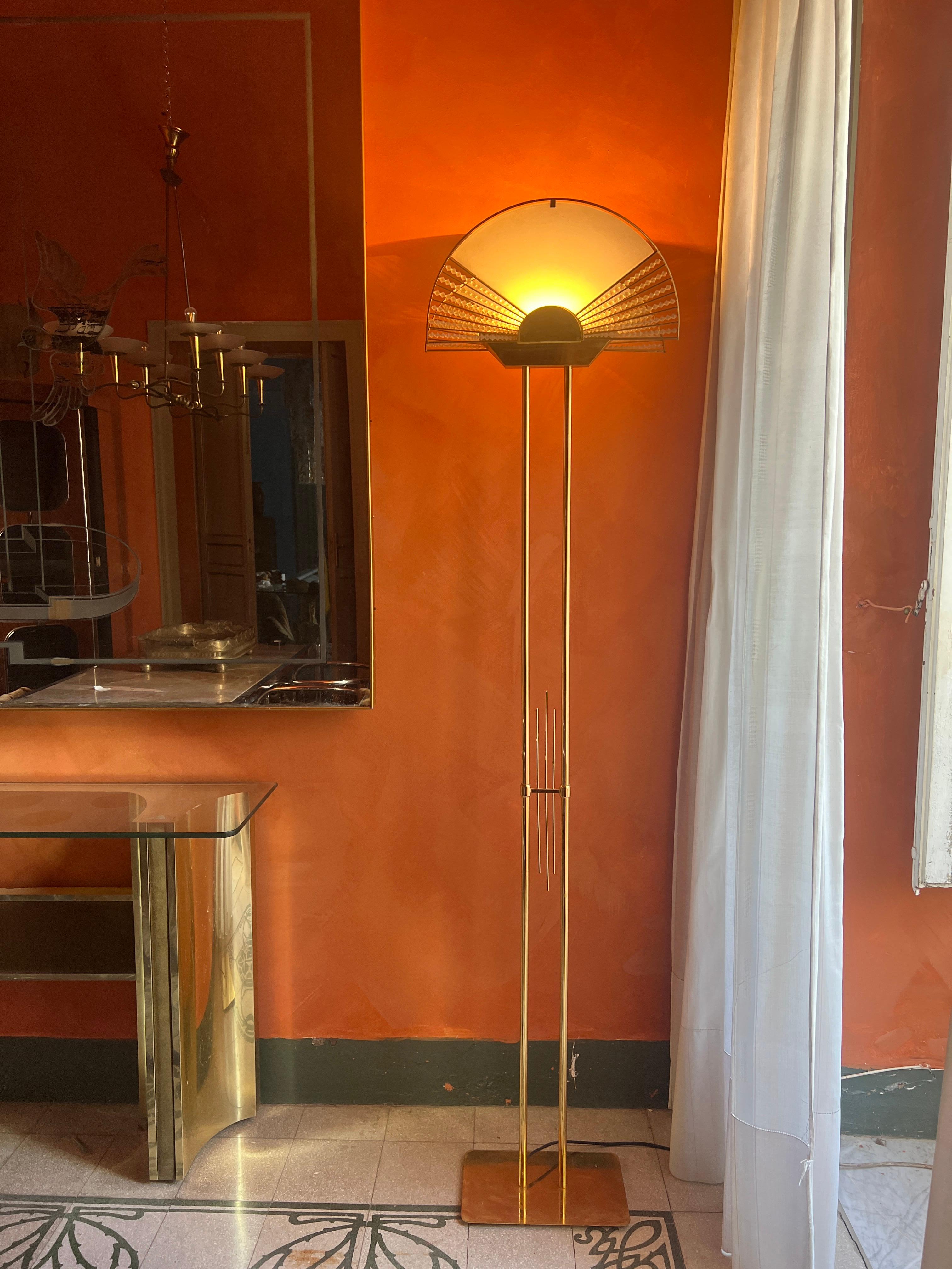 A true gem from 1980s Italy: this sculptural floor lamp captivates with its golden metal frame and distinctive ventaglio-shaped shade. Bold yet refined, it embodies the effortless sophistication of Italian design.