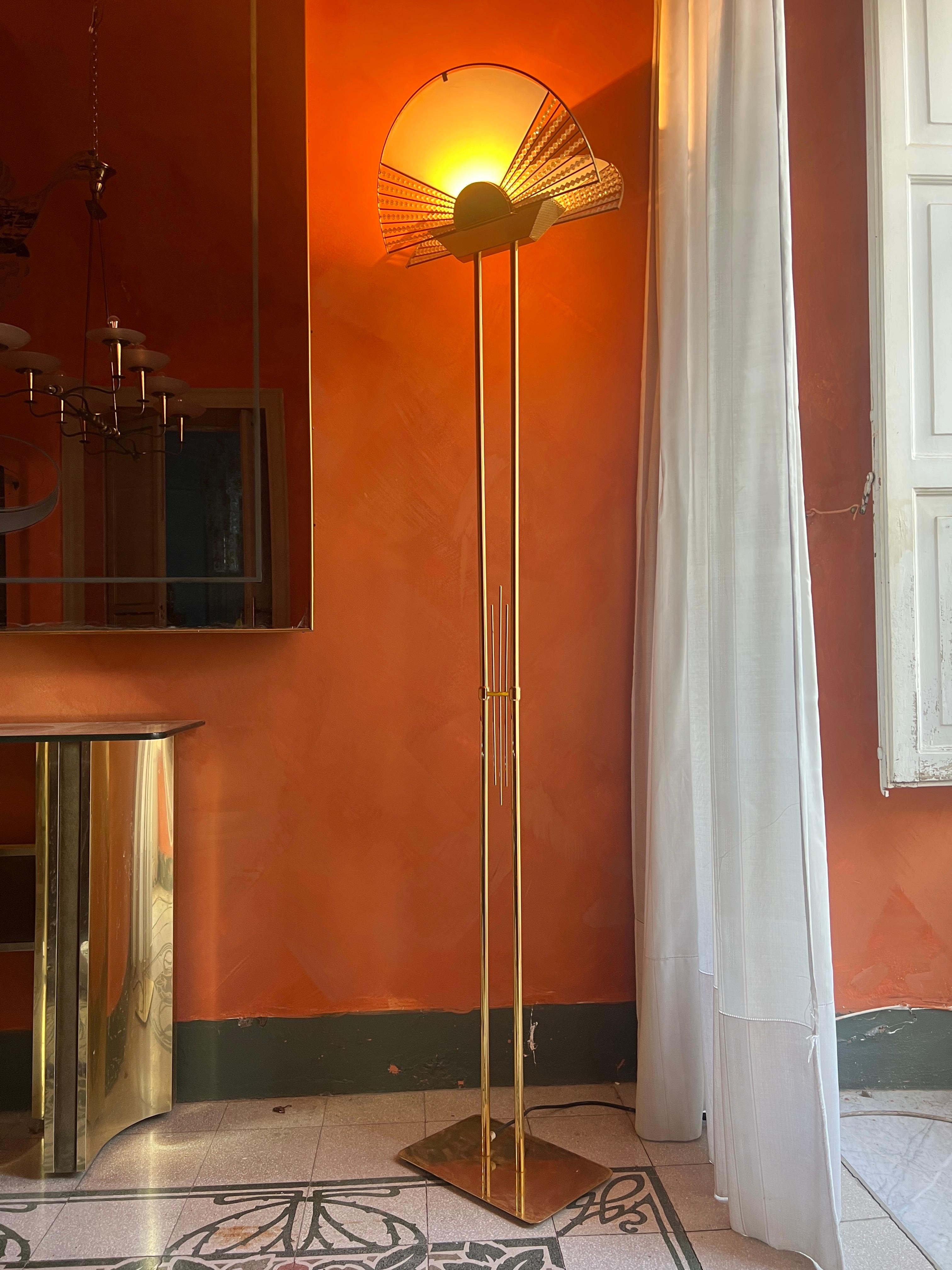 1980s Italian Sculptural Floor Lamp Golden Metal Frame & Ventaglio-Shaped Shade In Good Condition For Sale In Palermo, PA