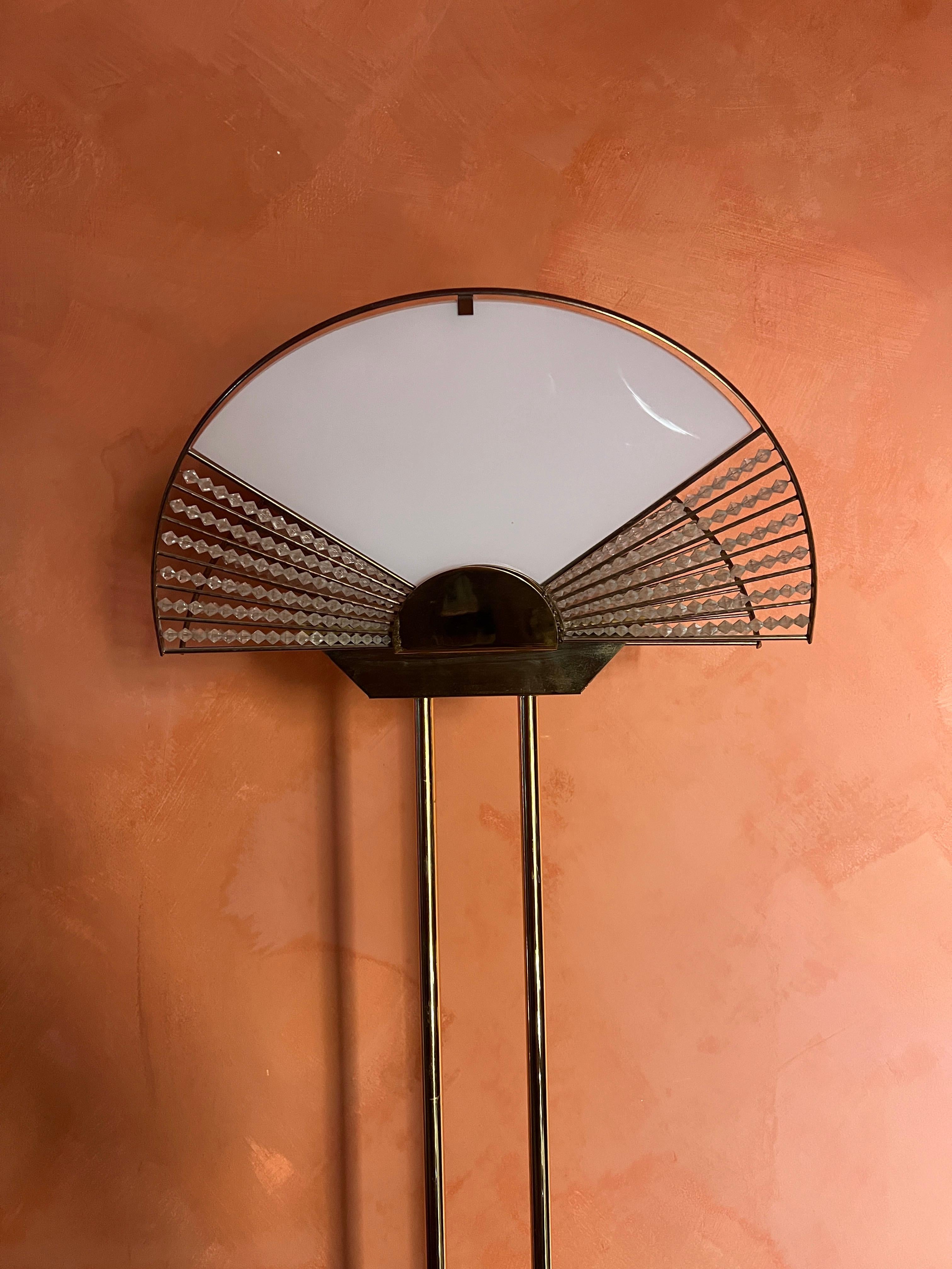 1980s Italian Sculptural Floor Lamp Golden Metal Frame & Ventaglio-Shaped Shade For Sale 4