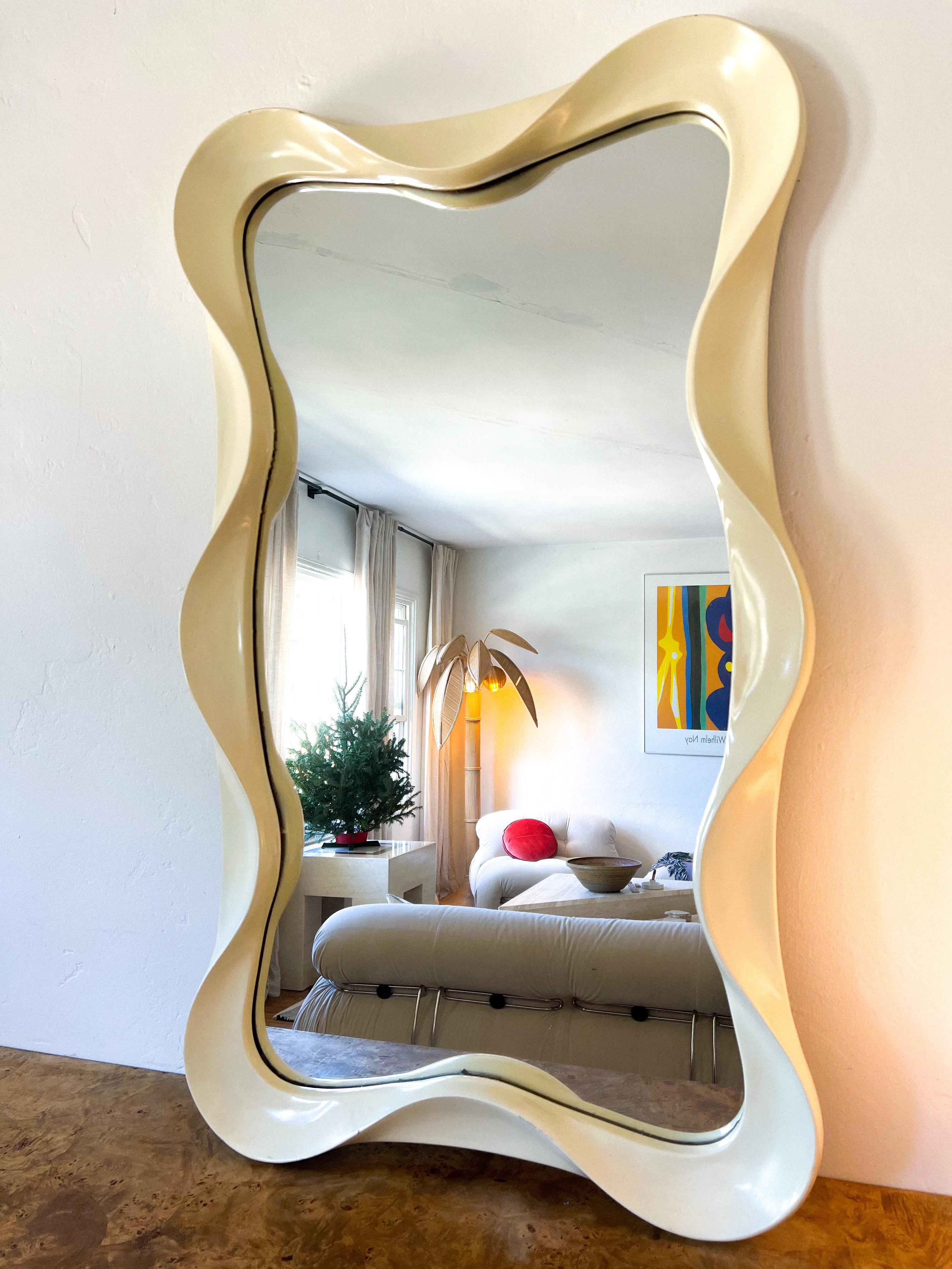 Legno 1980s Italian Sculptural Wall Mirror in the Style of Ettore Sottsass in vendita