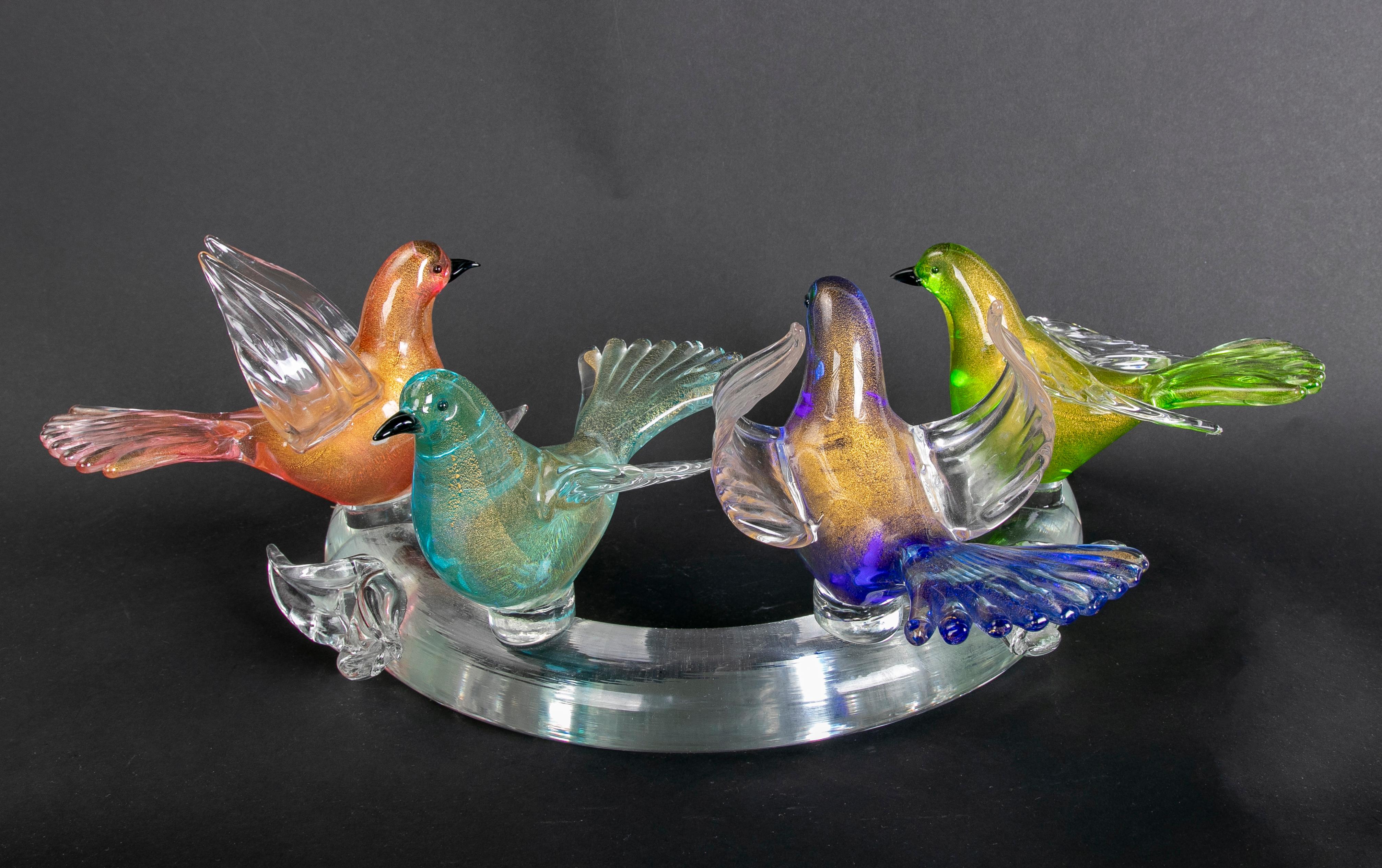 Sculpture italienne des années 1980 représentant quatre oiseaux sur une branche de verre de Murano.