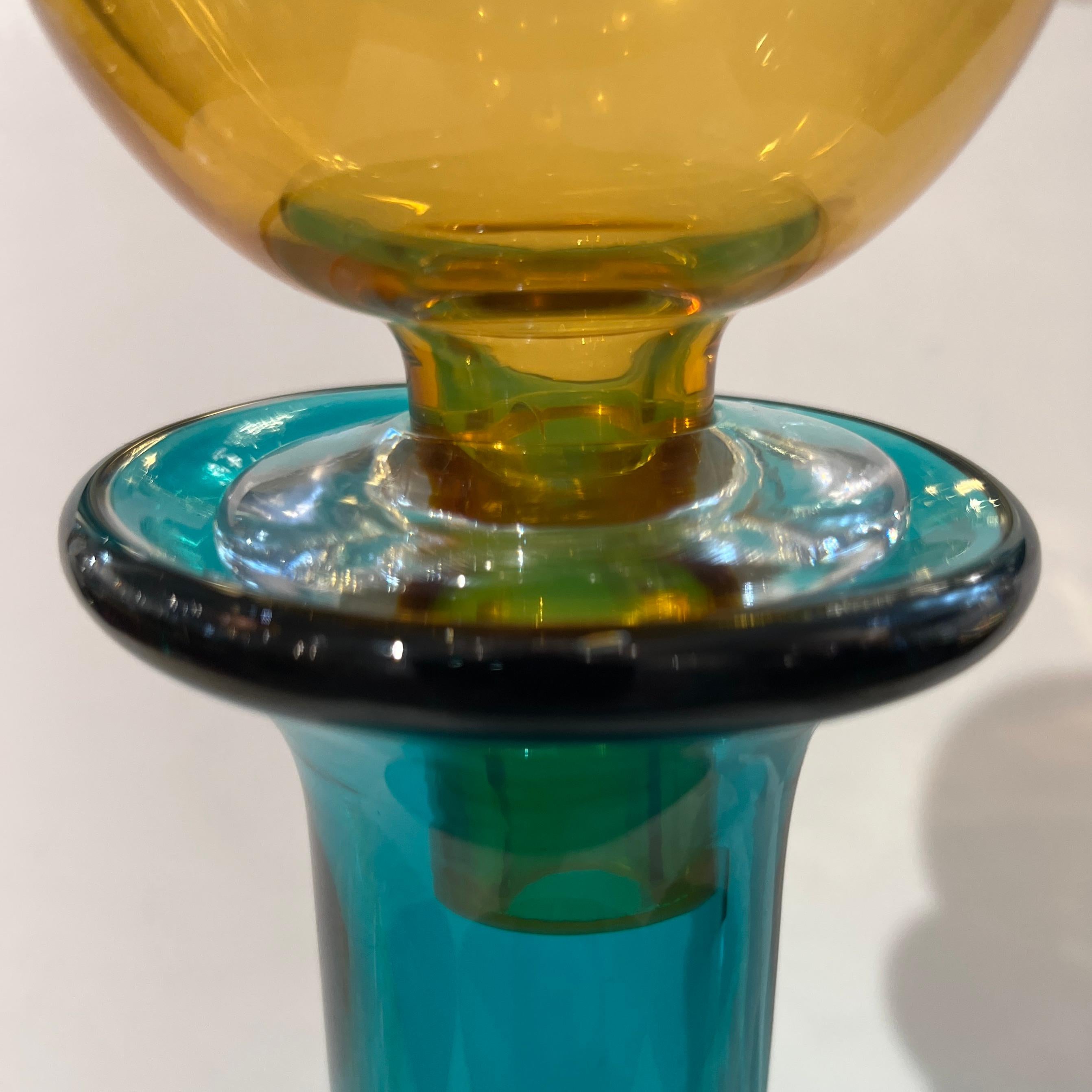 Set italiano anni '80 di 3 bottiglie di vetro di Murano alte e luminose, color verde ambra e viola in vendita 7
