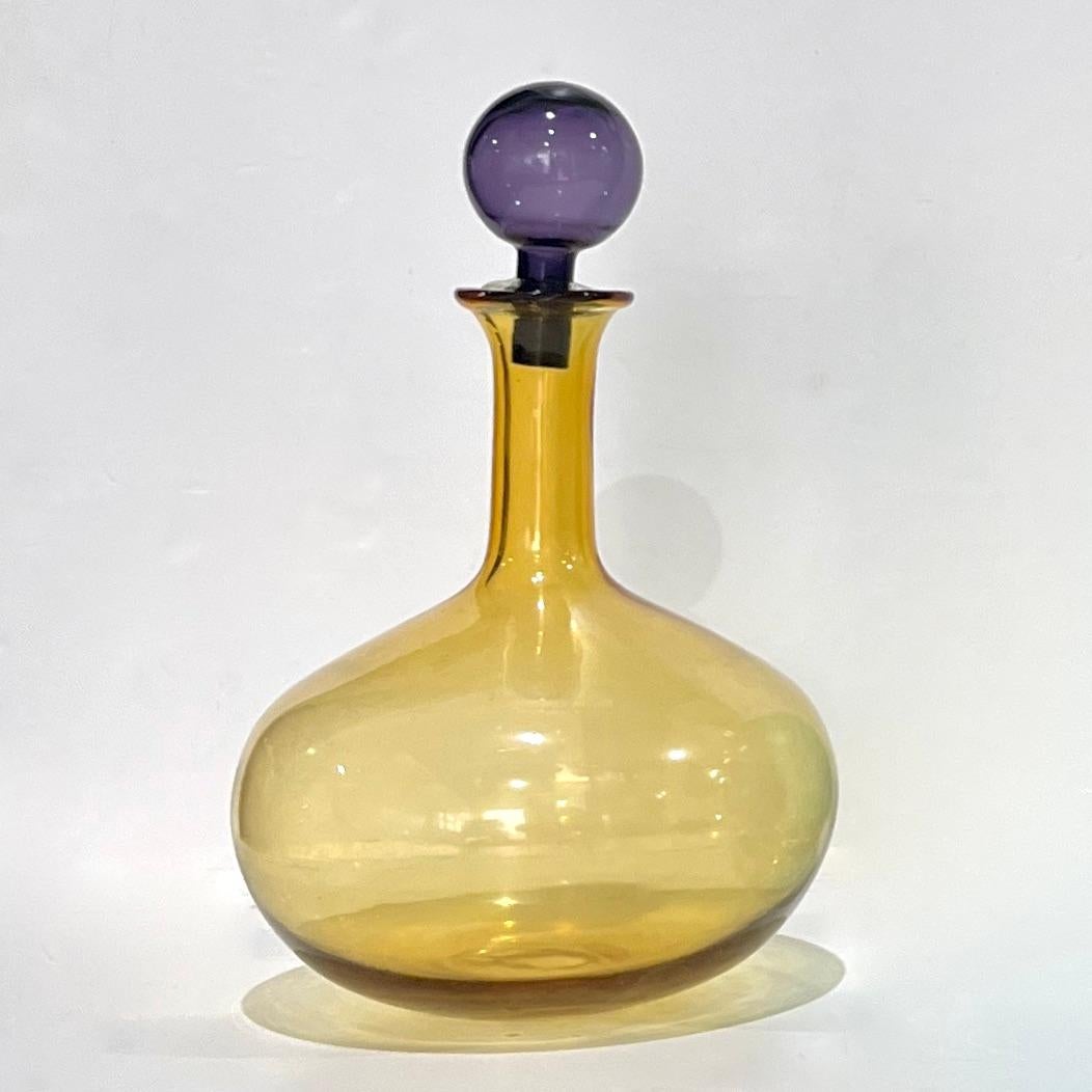 Italiano Set italiano anni '80 di 3 bottiglie di vetro di Murano alte e luminose, color verde ambra e viola in vendita