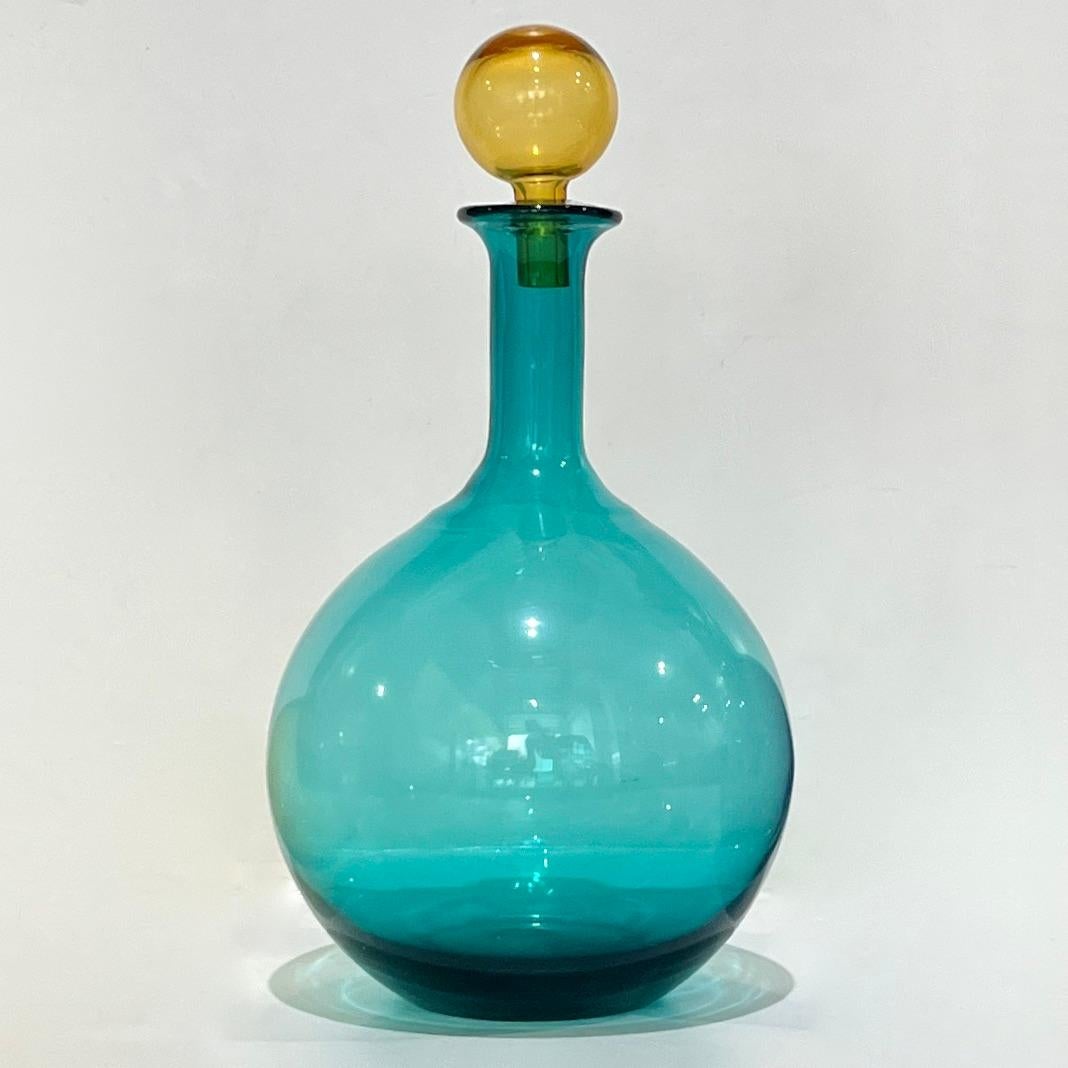 Fatto a mano Set italiano anni '80 di 3 bottiglie di vetro di Murano alte e luminose, color verde ambra e viola in vendita