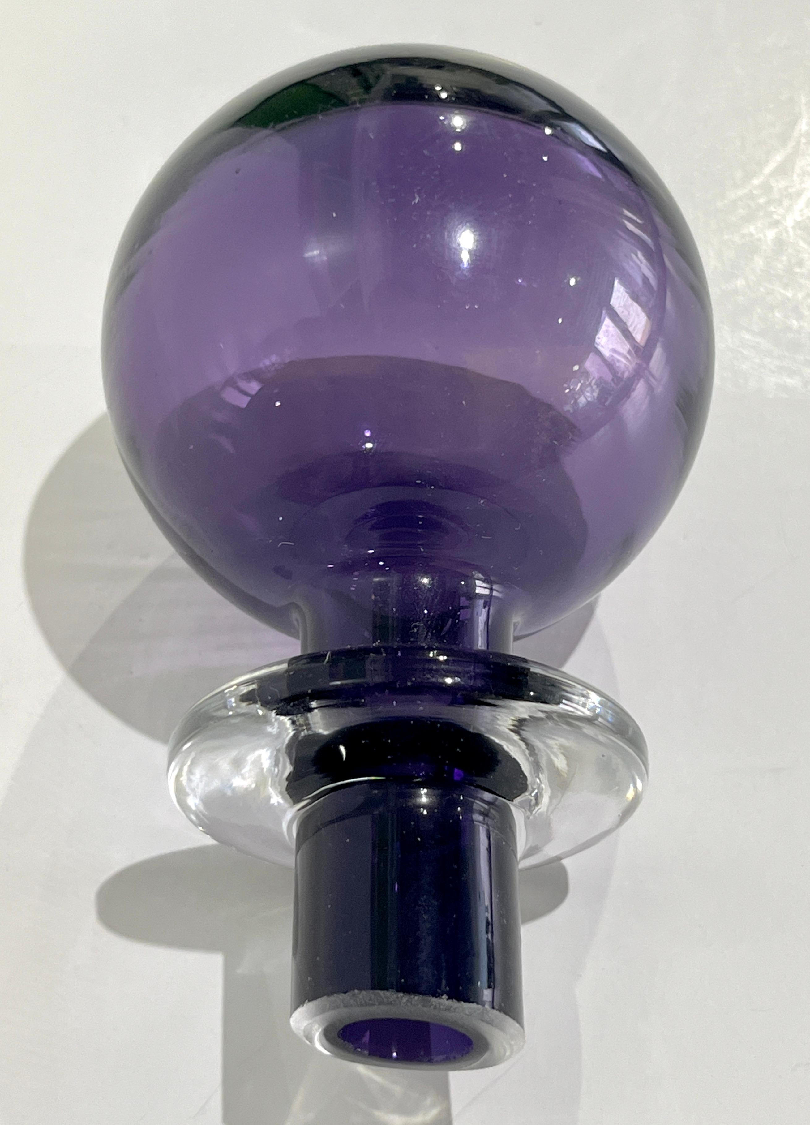 Fine XX secolo Set italiano anni '80 di 3 bottiglie di vetro di Murano alte e luminose, color verde ambra e viola in vendita