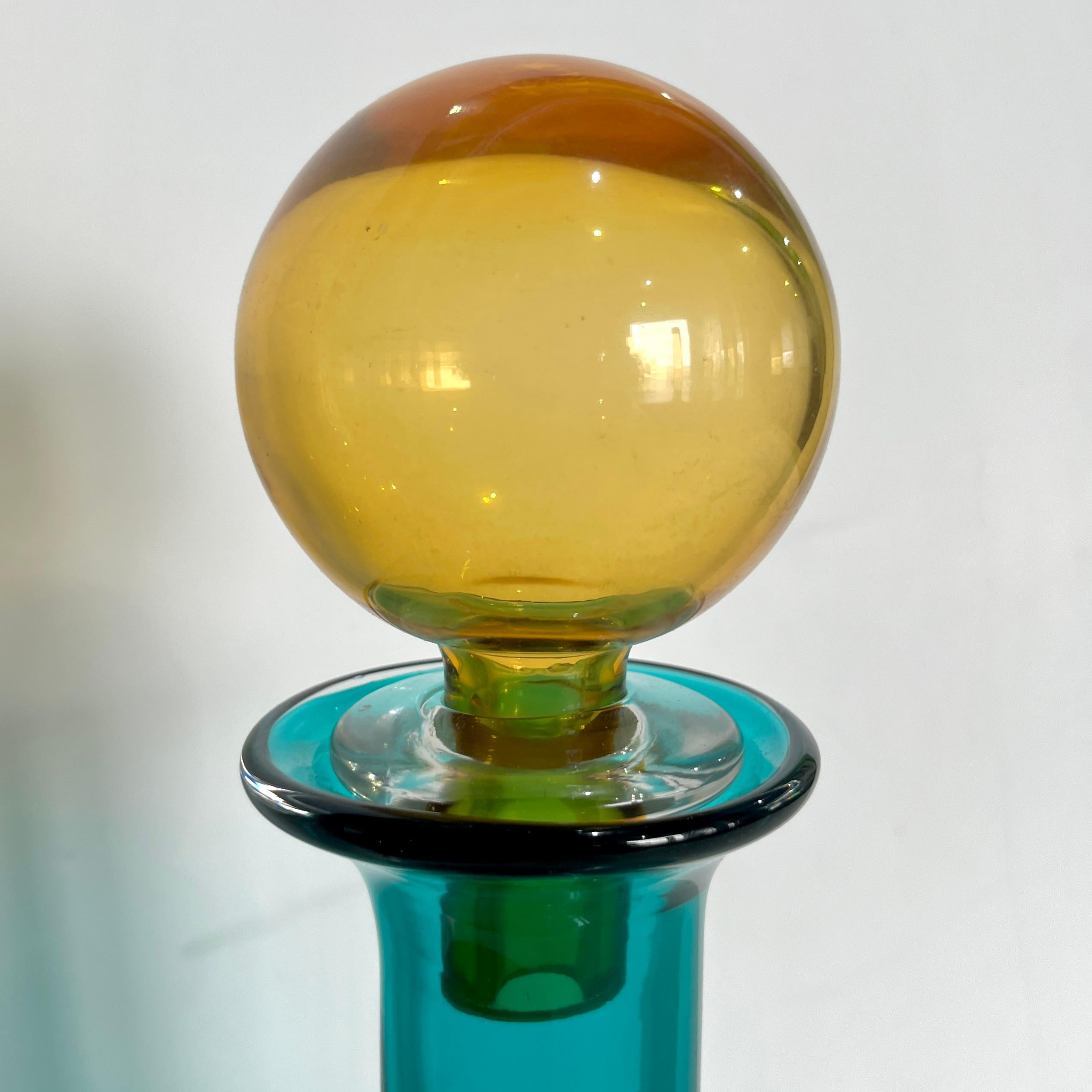 Set italiano anni '80 di 3 bottiglie di vetro di Murano alte e luminose, color verde ambra e viola in vendita 1