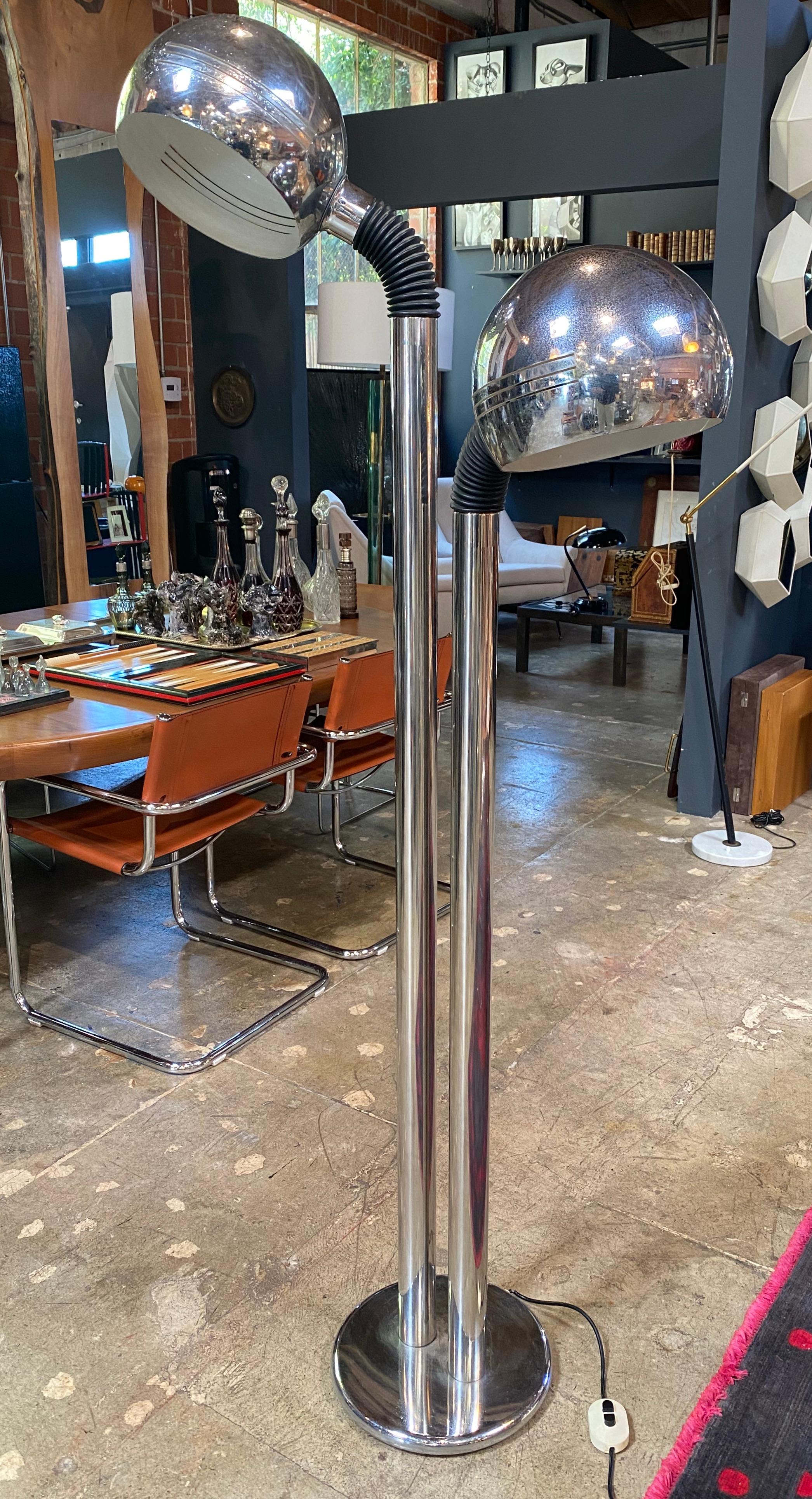 Beautiful Italian space age adjustable floor lamp by Gioffredo Reggiani. Nothing touches, nothing clashes, which gives this piece of furniture a completely peaceful yet strong expression. A piece like this will stand the test of time.