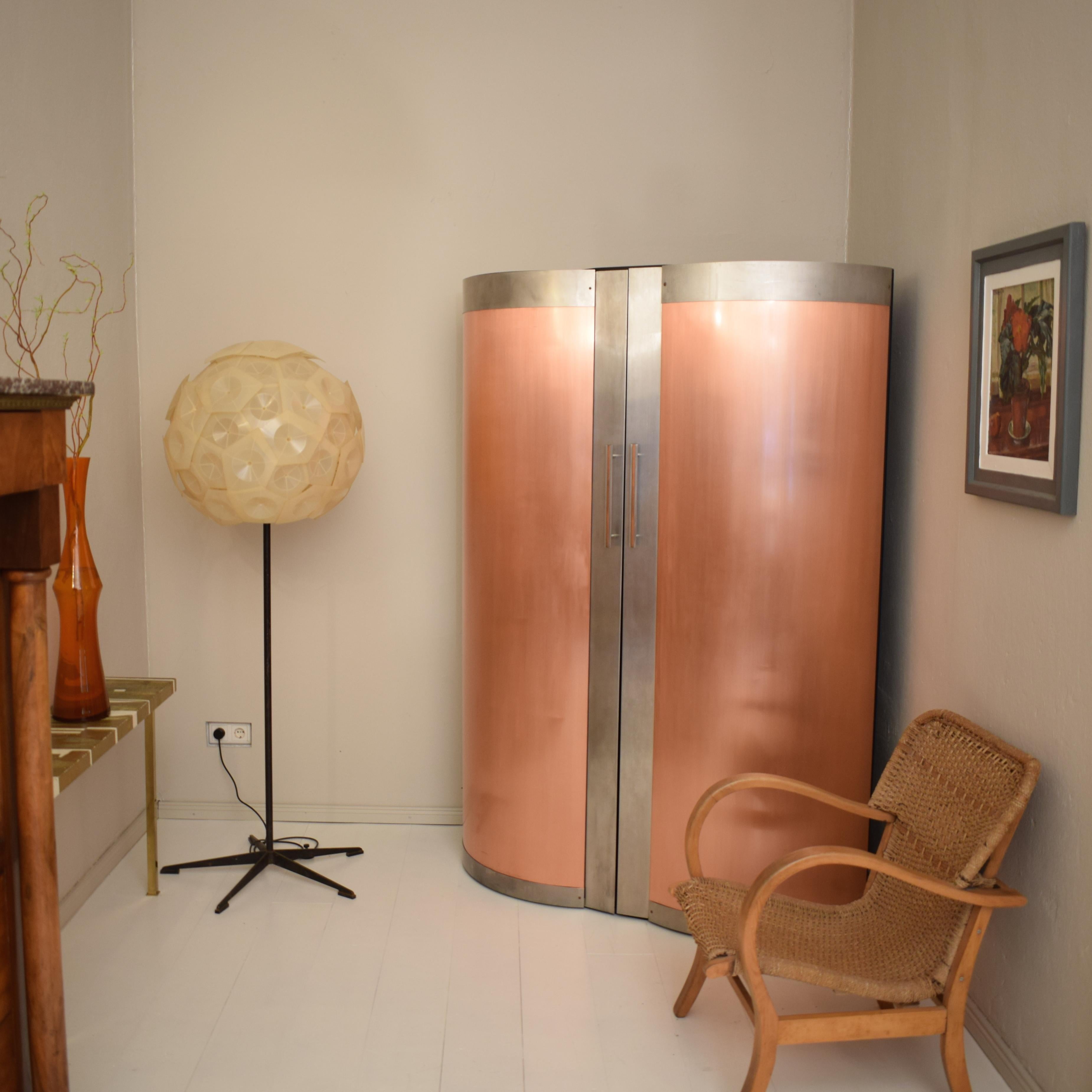 This unique and unusual Italian 1980s corner cabinet / cabinet comes with copper doors.
It has this Space Age or Memphis look.
The cabinet is in good vintage condition. Of course it has some wear over the time, but this gives it a great Patina.
This