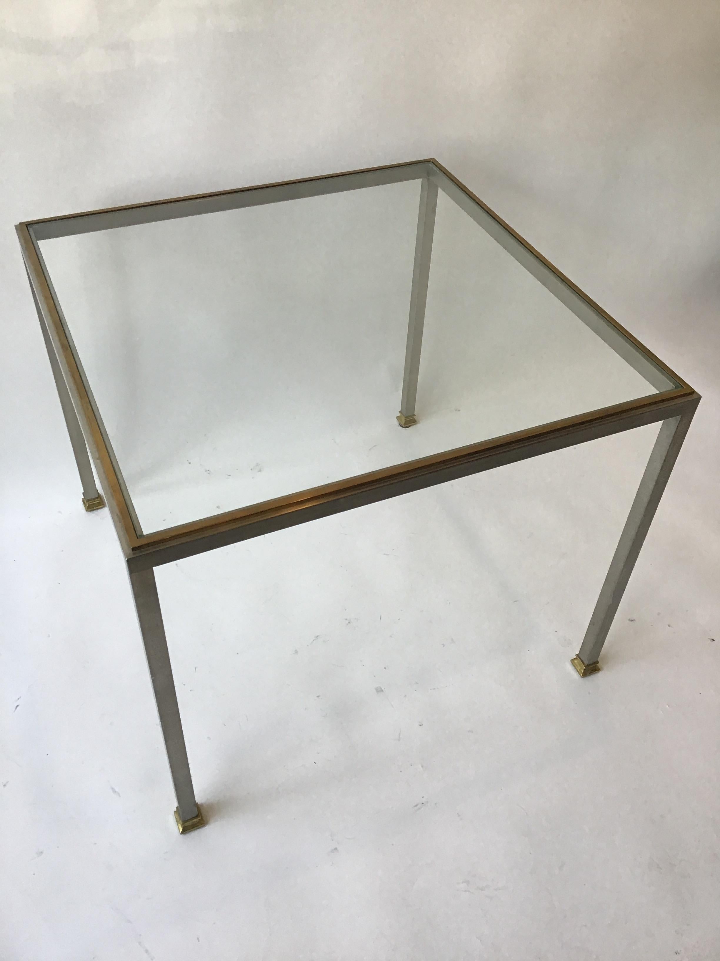 table d'appoint italienne des années 1980 en acier et laiton Bon état - En vente à Tarrytown, NY