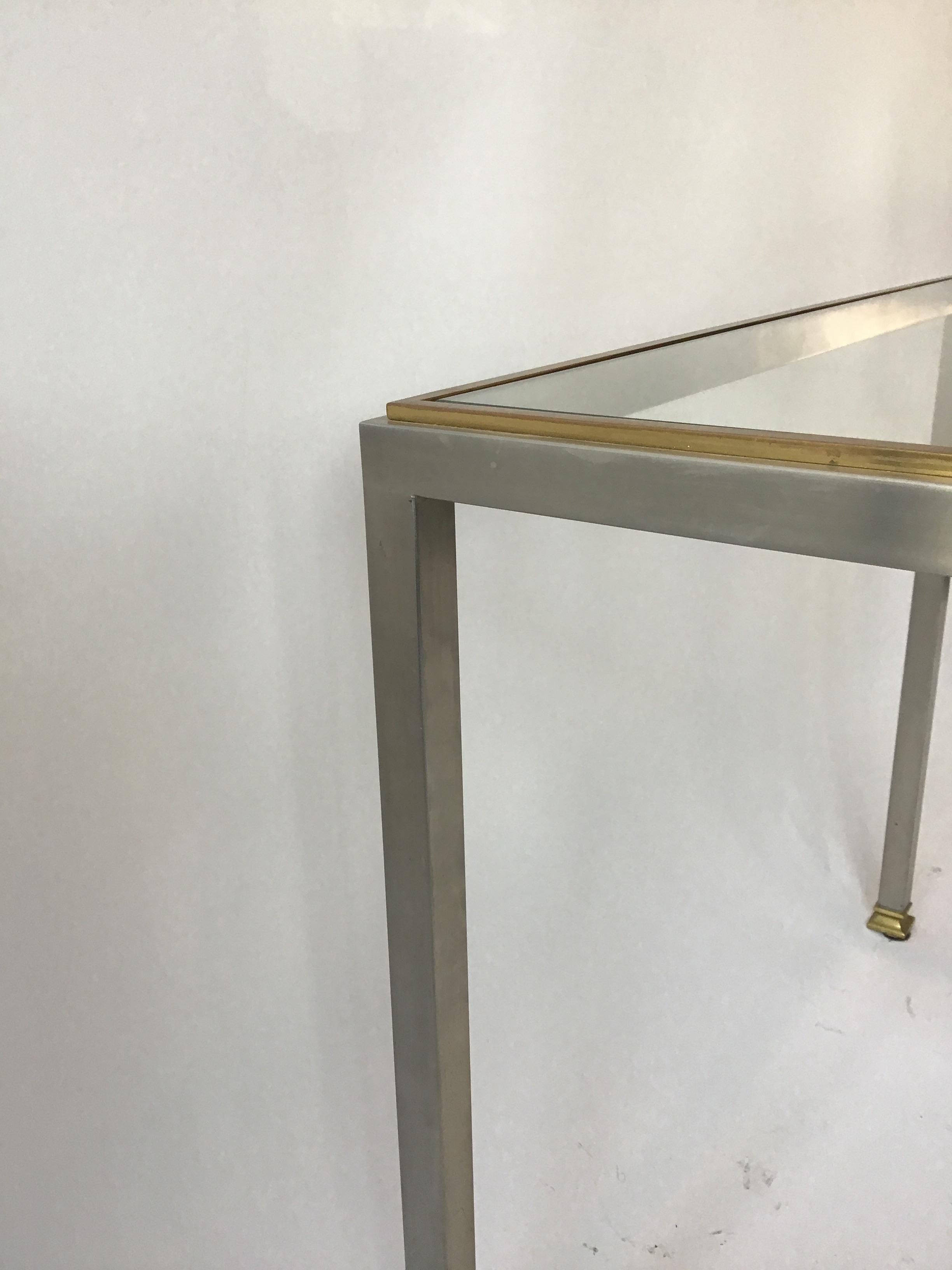 Acier table d'appoint italienne des années 1980 en acier et laiton en vente