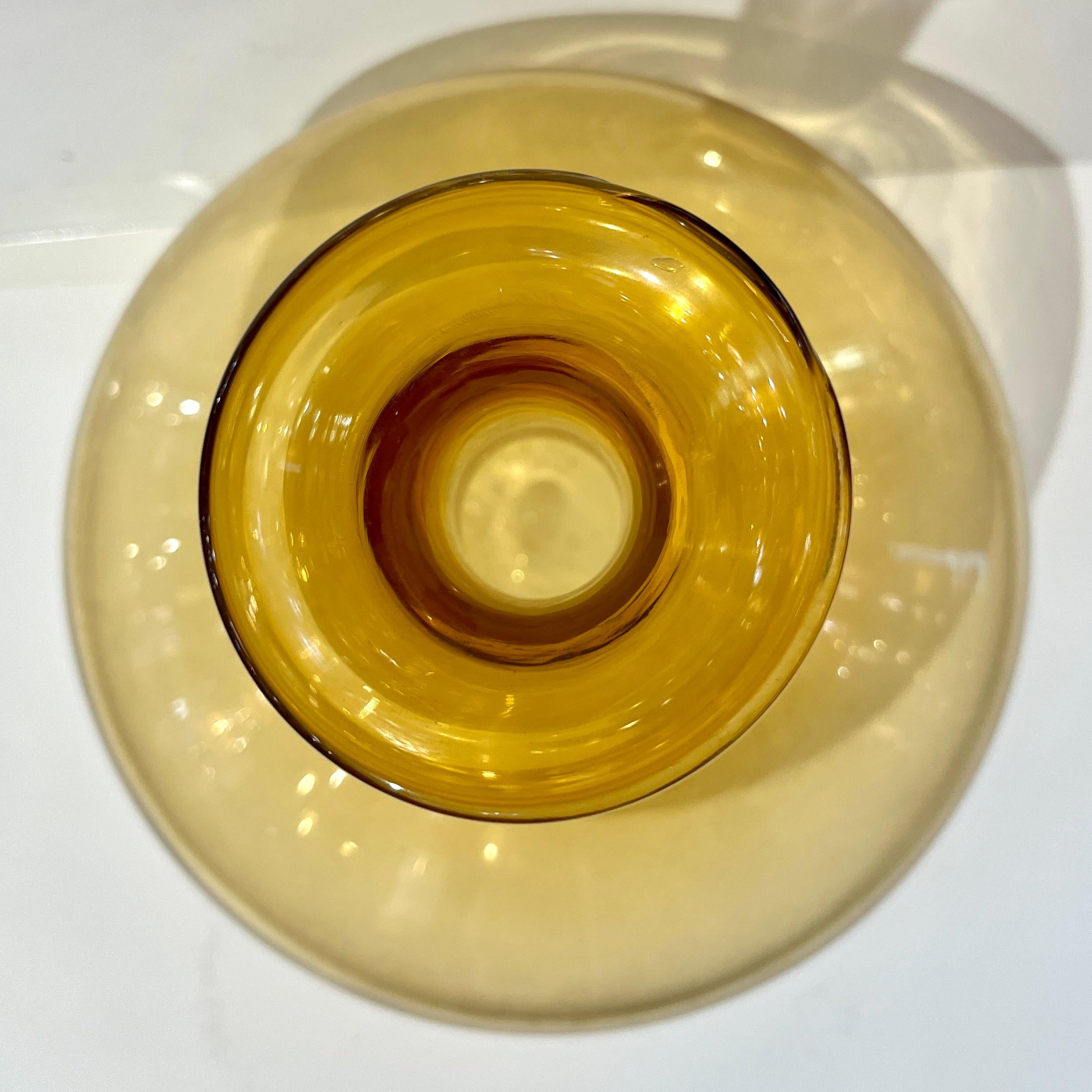 Questa bottiglia post-moderna in vetro soffiato di Murano mette in mostra la magistrale lavorazione colorata ispirata al Memphis Design e la forma fluida caratteristica dell'arte vetraria italiana di metà secolo. Il pezzo è soffiato a mano in un