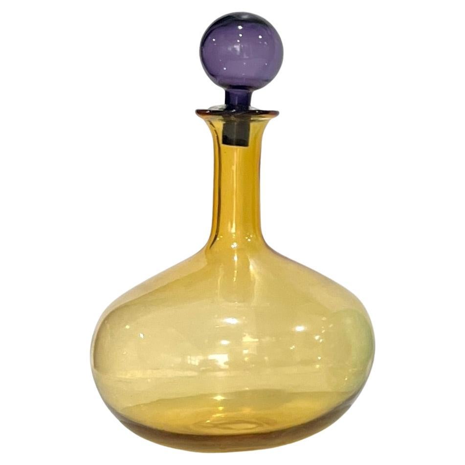 Bottiglia Modern in vetro di Murano alta e luminosa, color ambra e viola, anni '80.