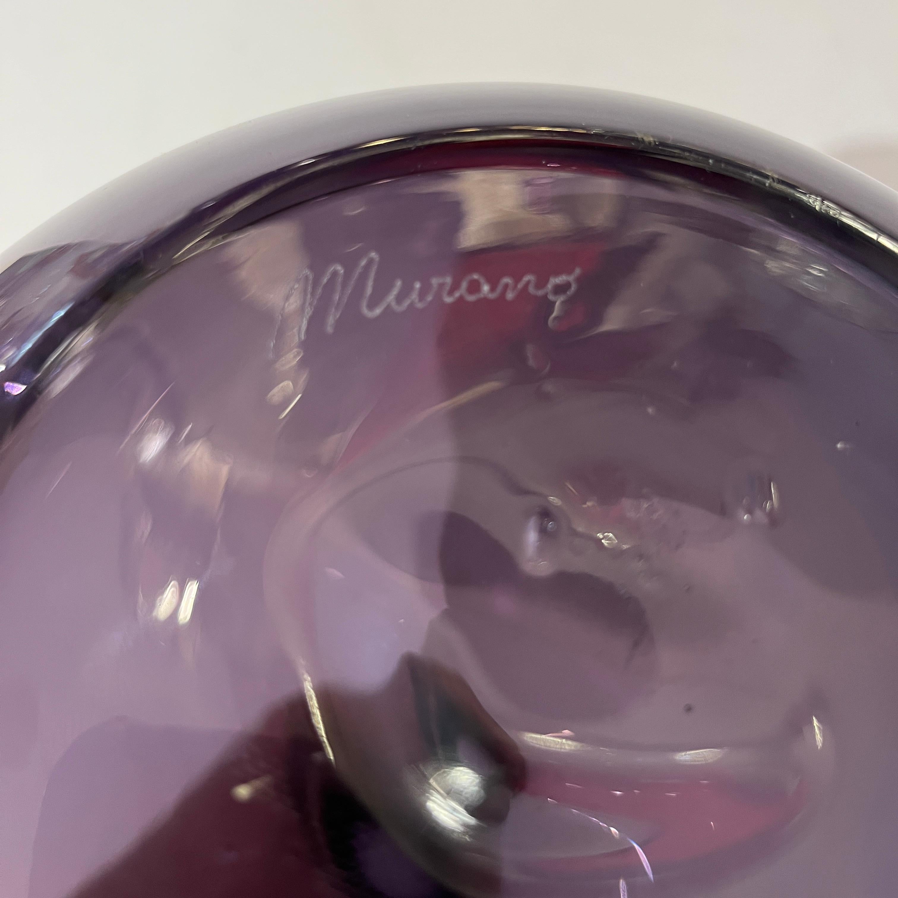 Mid-Century moderno Bottiglia Modern in vetro di Murano degli anni '80, alta e luminosa, di colore rosso rubino e viola in vendita