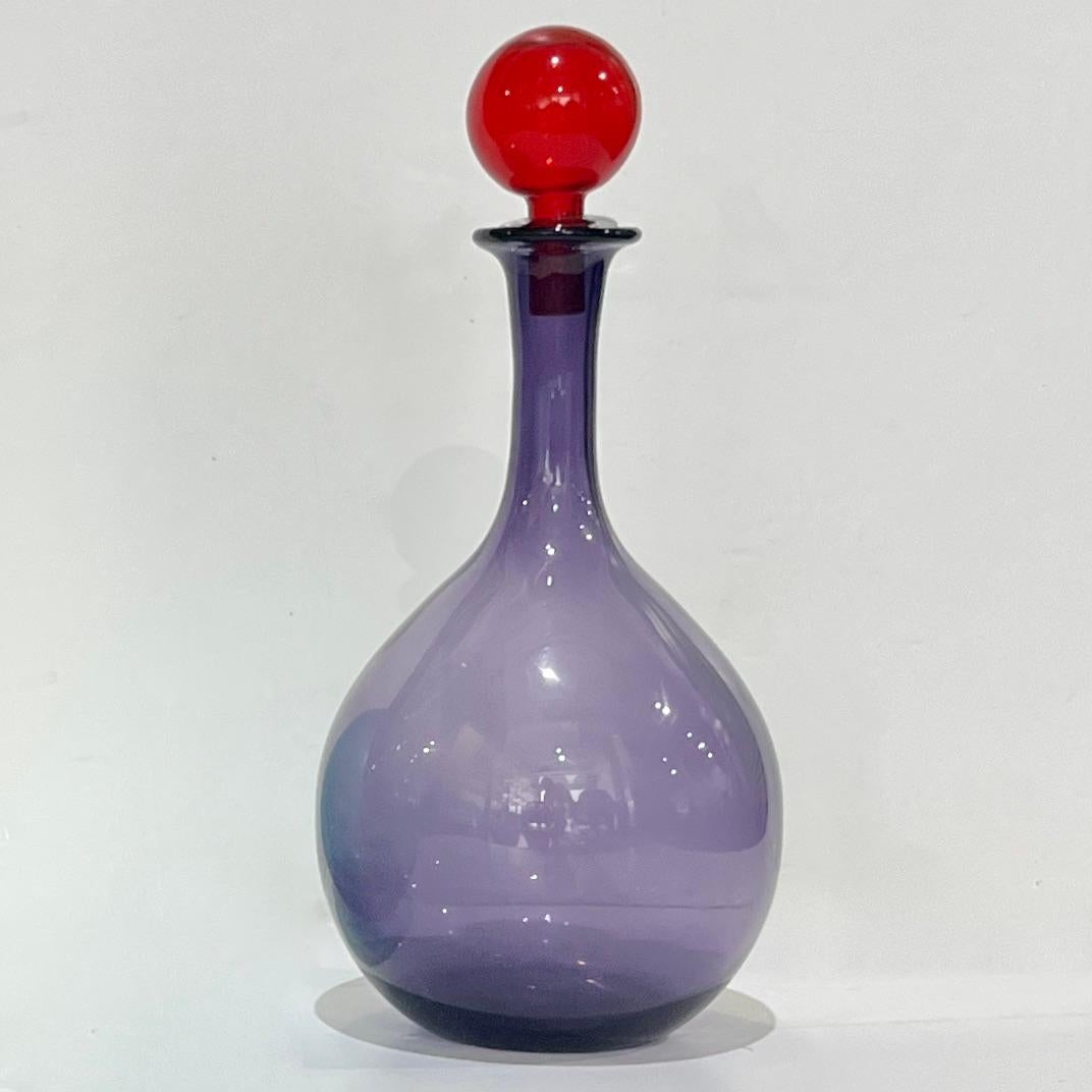 Italiano Bottiglia Modern in vetro di Murano degli anni '80, alta e luminosa, di colore rosso rubino e viola in vendita