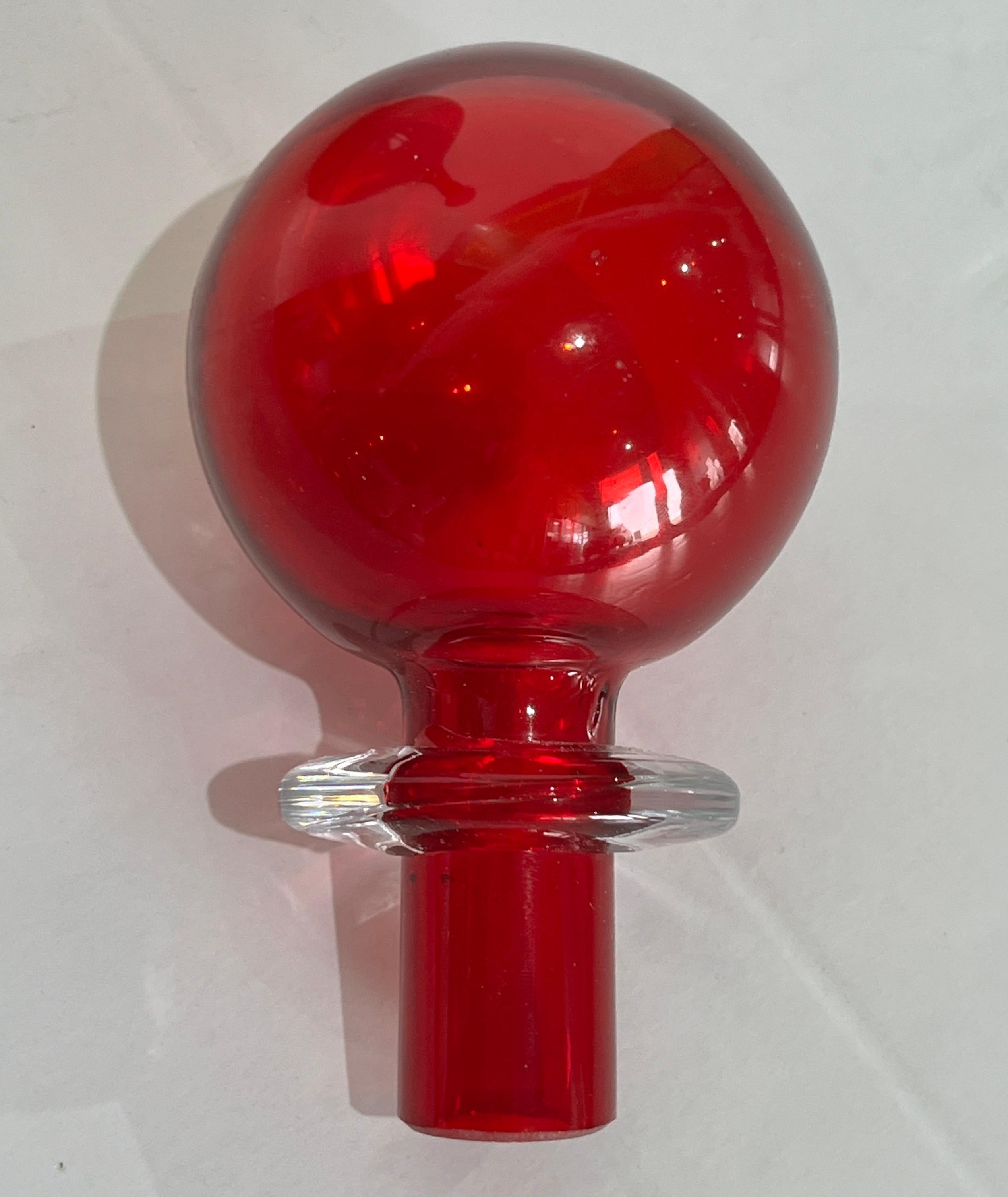 Fatto a mano Bottiglia Modern in vetro di Murano degli anni '80, alta e luminosa, di colore rosso rubino e viola in vendita