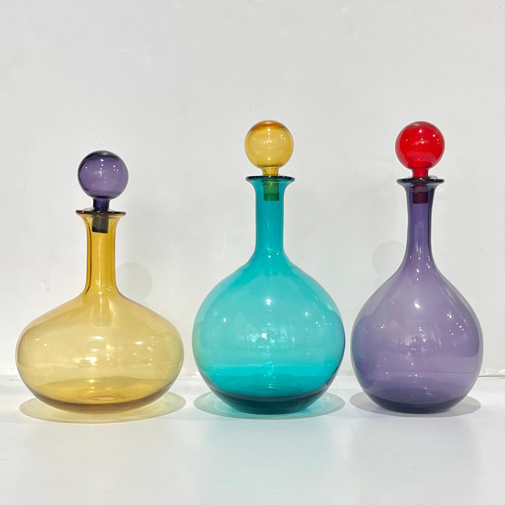 Bottiglia Modern in vetro di Murano degli anni '80, alta e luminosa, di colore rosso rubino e viola In condizioni buone in vendita a New York, NY