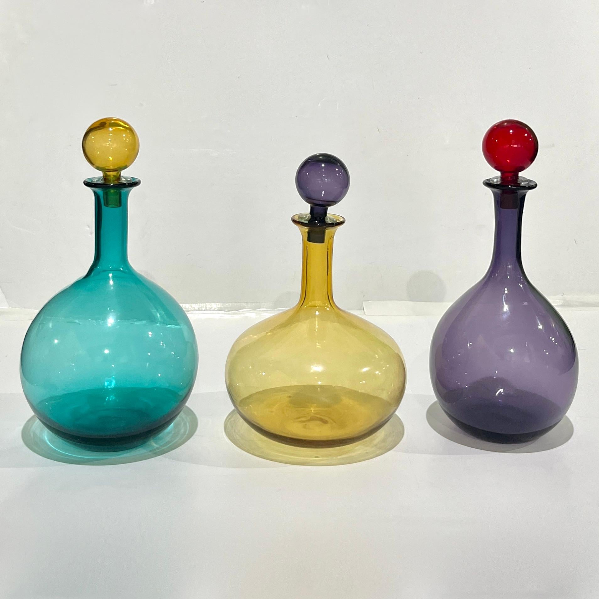 Fine XX secolo Bottiglia Modern in vetro di Murano degli anni '80, alta e luminosa, di colore rosso rubino e viola in vendita