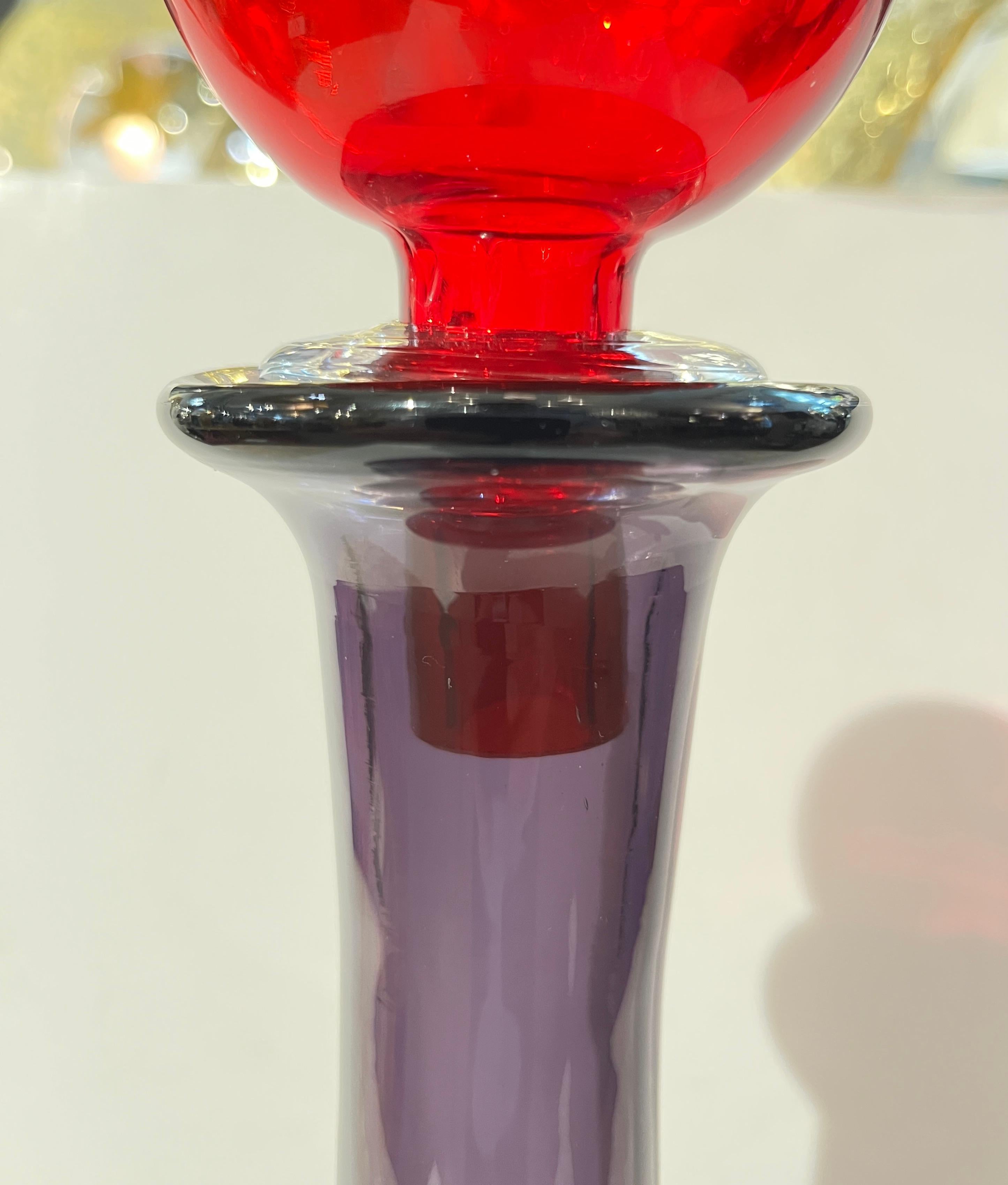 Vetro artistico Bottiglia Modern in vetro di Murano degli anni '80, alta e luminosa, di colore rosso rubino e viola in vendita