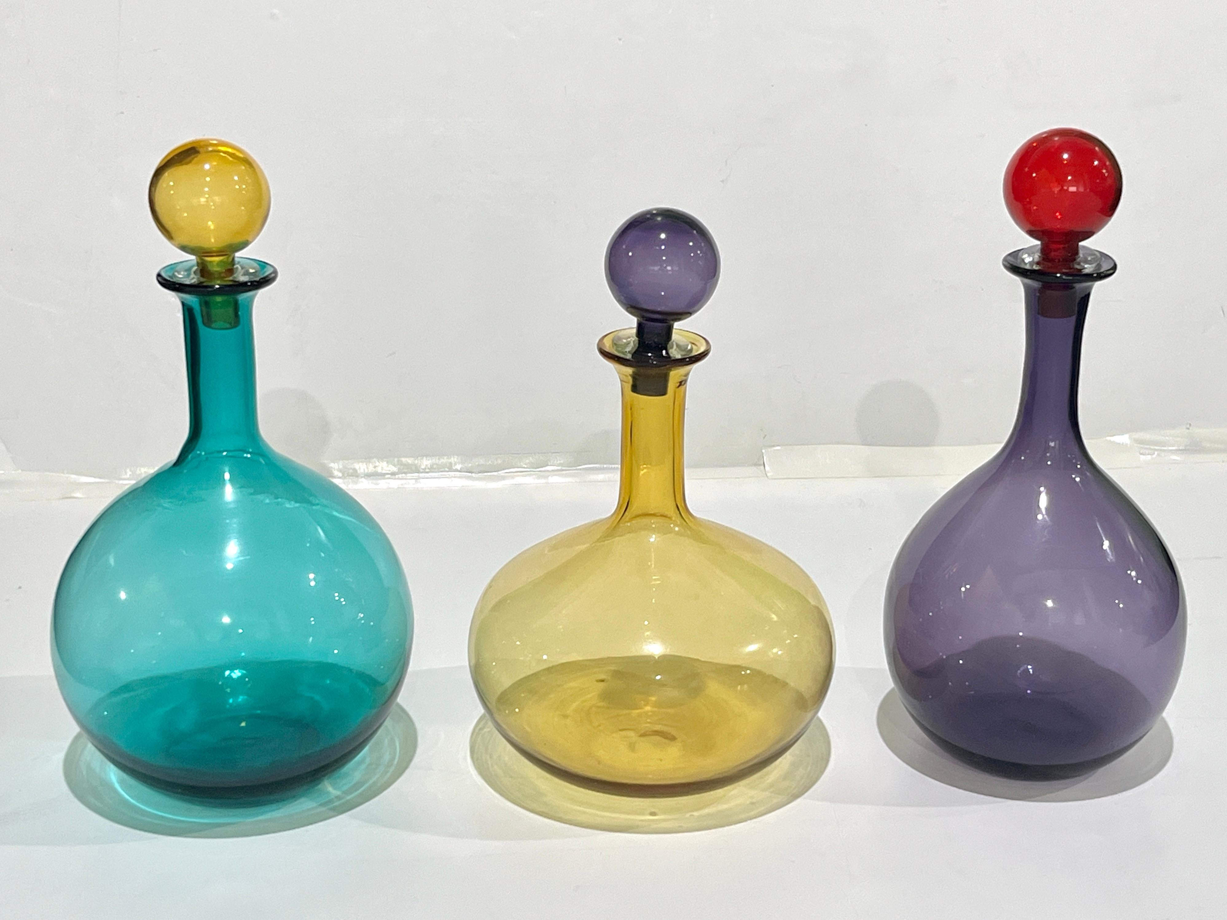 Bottiglia Modern in vetro di Murano degli anni '80, alta e luminosa, di colore rosso rubino e viola in vendita 1