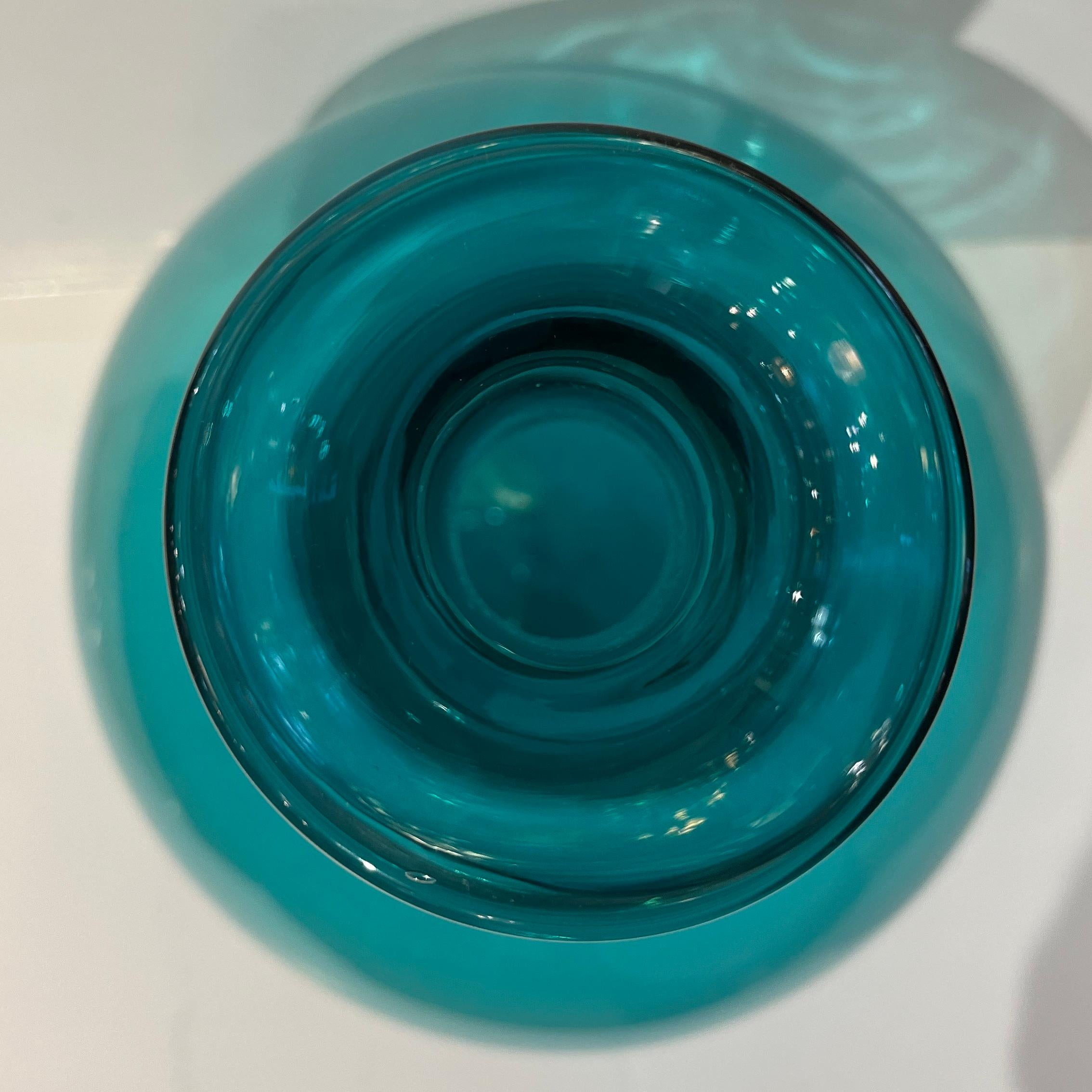 Questa bottiglia post-moderna in vetro soffiato di Murano mette in mostra la magistrale lavorazione colorata ispirata al Memphis Design e la forma fluida caratteristica dell'arte vetraria italiana di metà secolo. Il pezzo è soffiato a mano in un