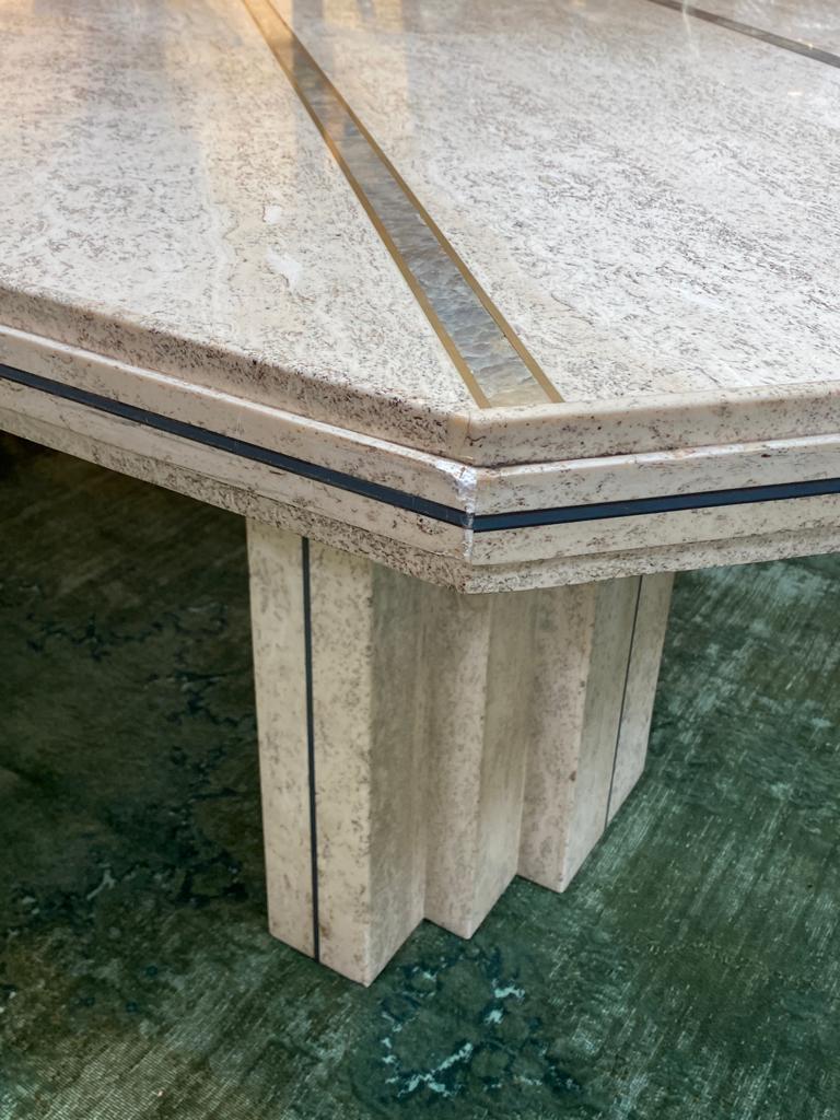 Table de salle à manger italienne en travertin des années 1980 en vente 1