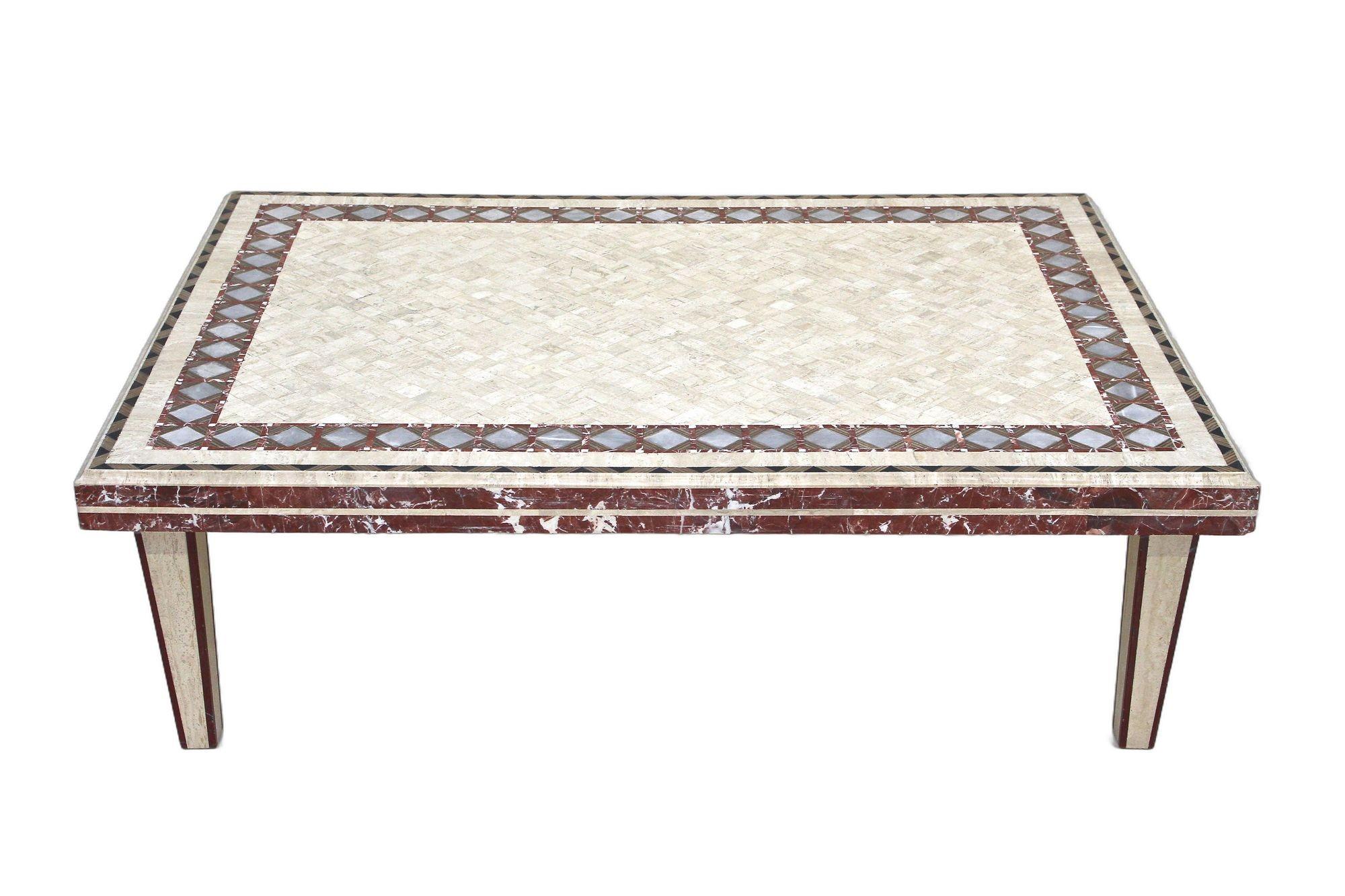 Mesa de centro/sofá elaborada a mano y hecha a medida en Italia con revestimiento de travertino/mármol que data de la década de 1980. Esta mesa de sofá de diseño único fue fabricada por encargo por su antiguo propietario en Milán a finales del siglo