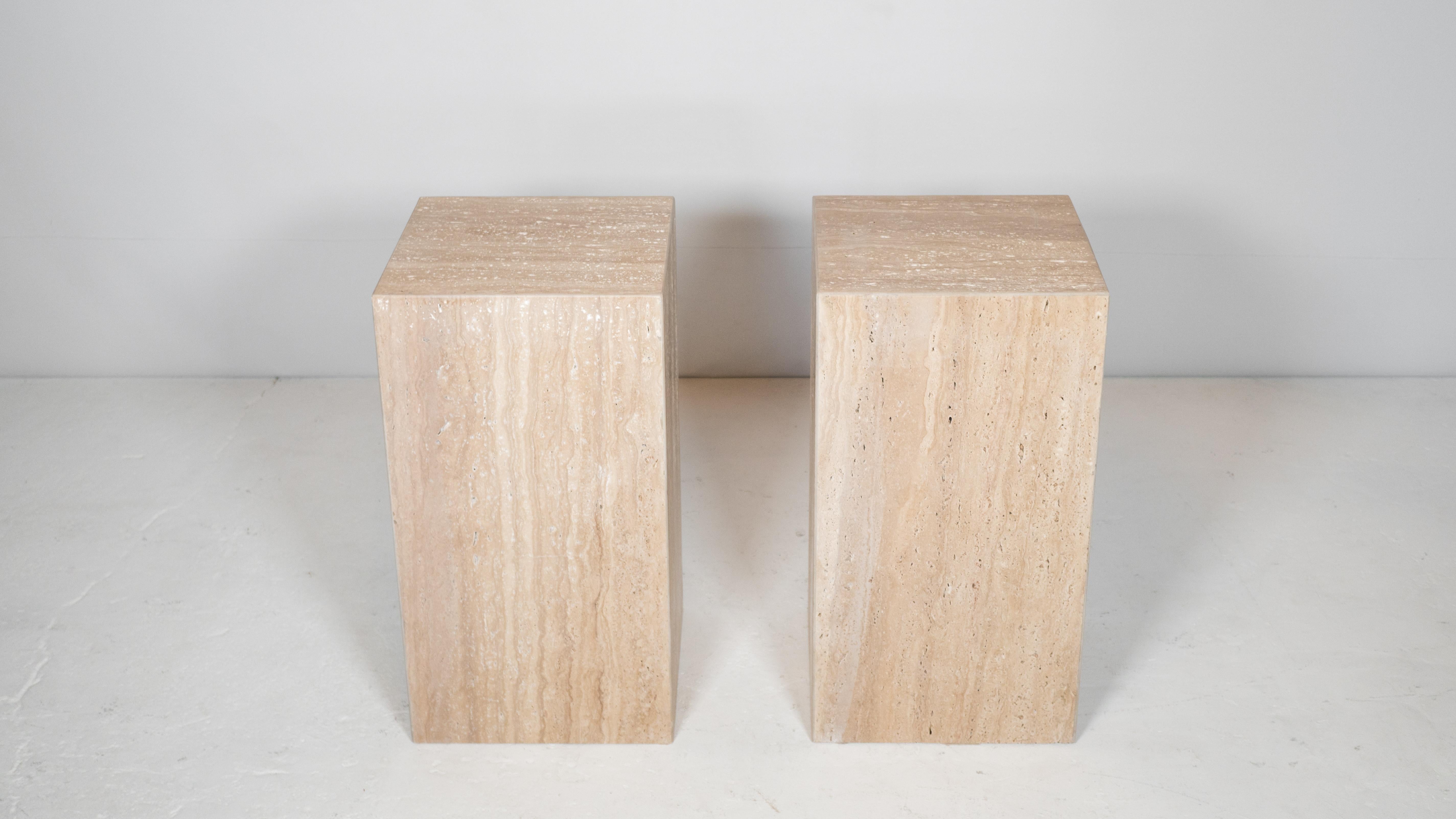 Paire de tables d'appoint en travertin italiennes des années 1980 - Tower Cube Side Tables en vente 7