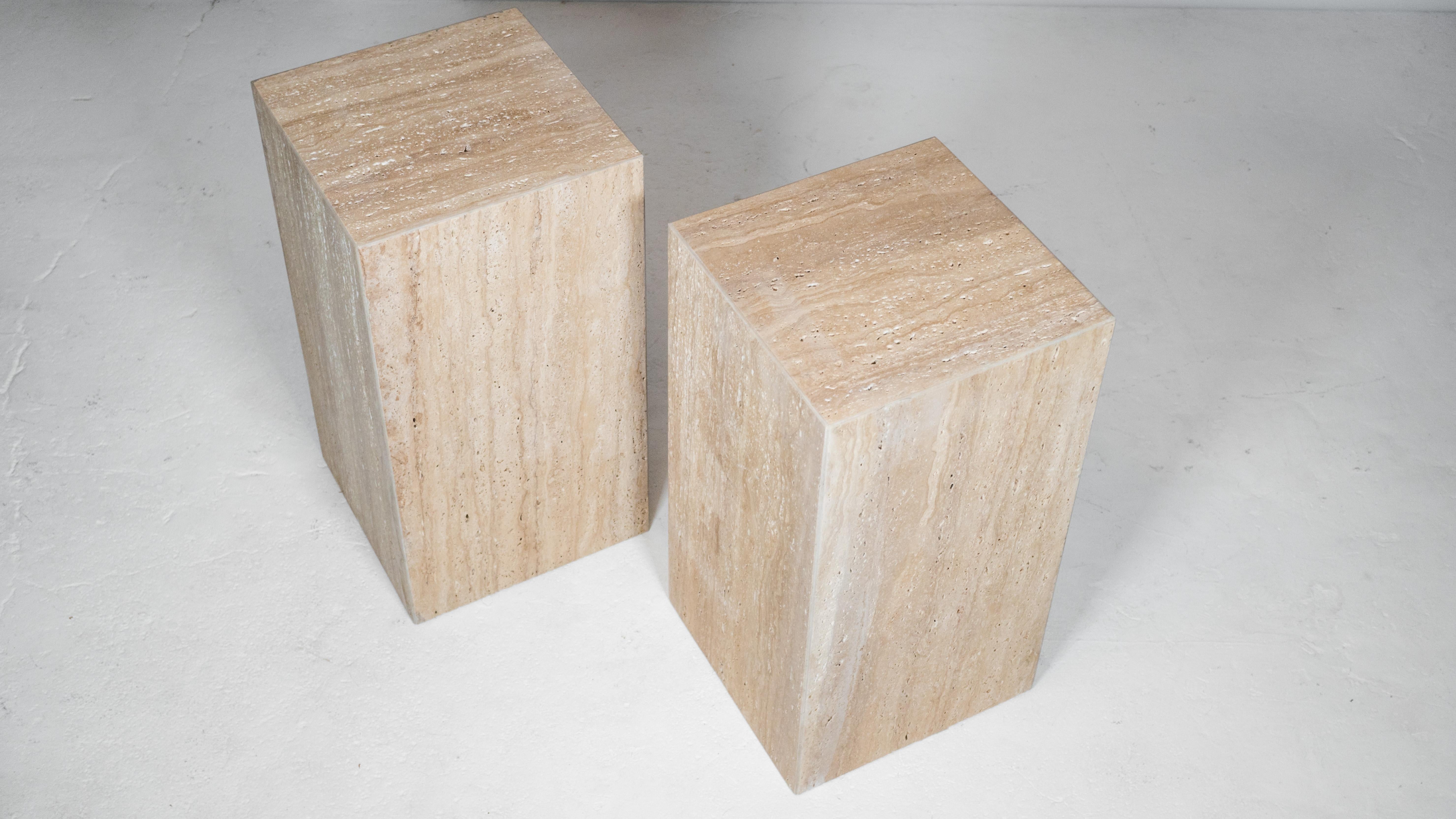 Paire de tables d'appoint en travertin italiennes des années 1980 - Tower Cube Side Tables en vente 8