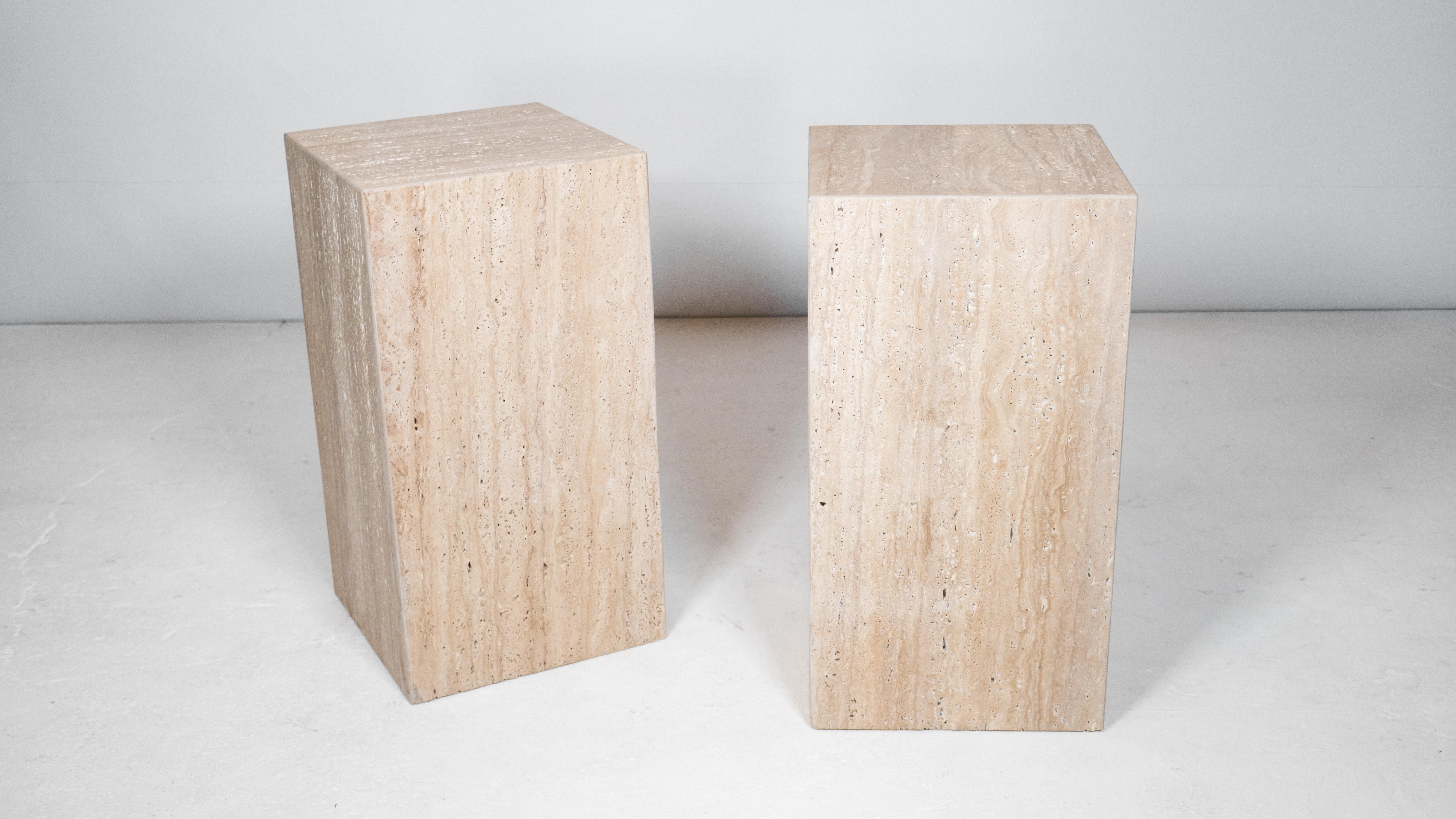 Fin du 20e siècle Paire de tables d'appoint en travertin italiennes des années 1980 - Tower Cube Side Tables en vente