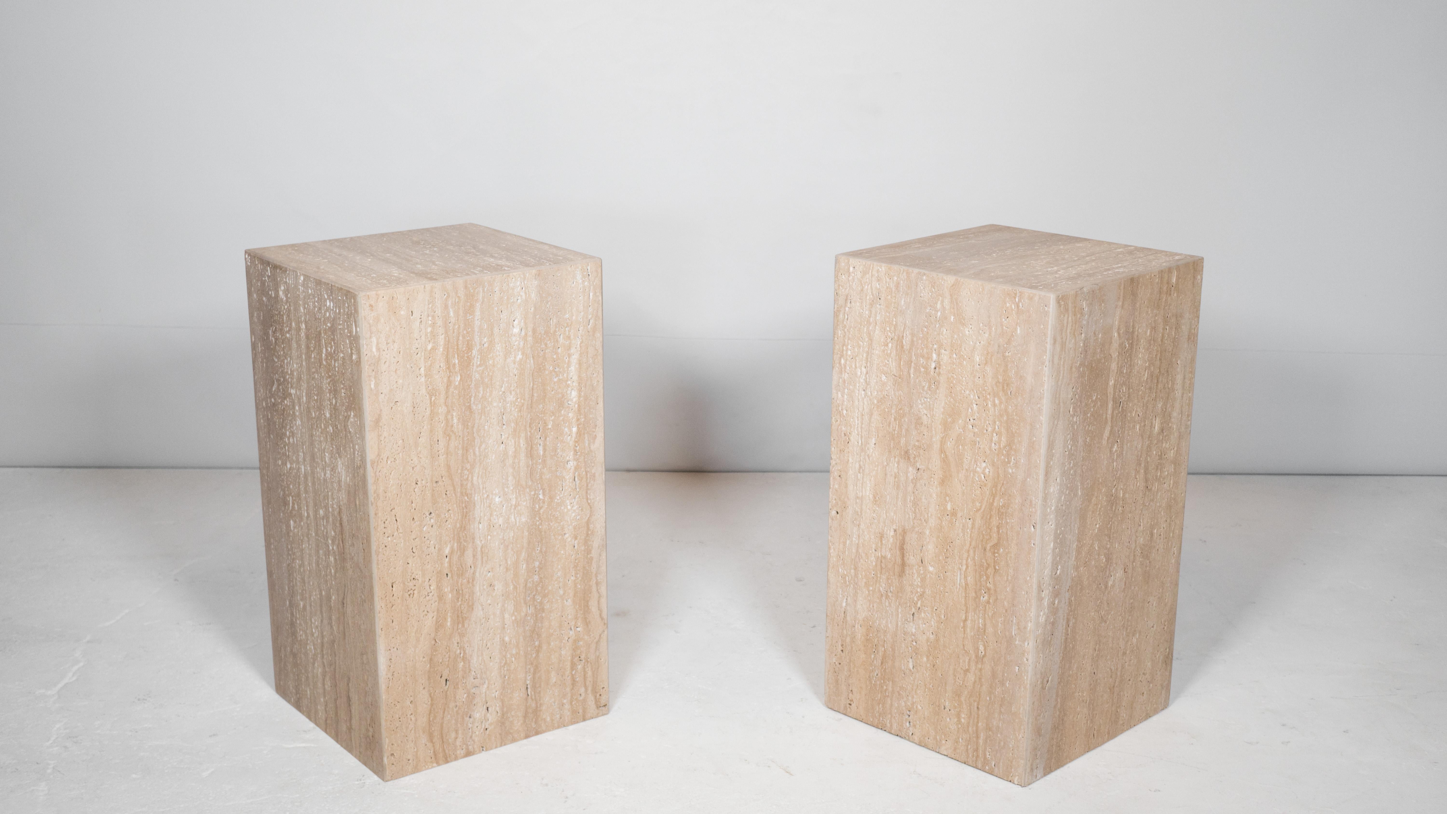 Paire de tables d'appoint en travertin italiennes des années 1980 - Tower Cube Side Tables en vente 2