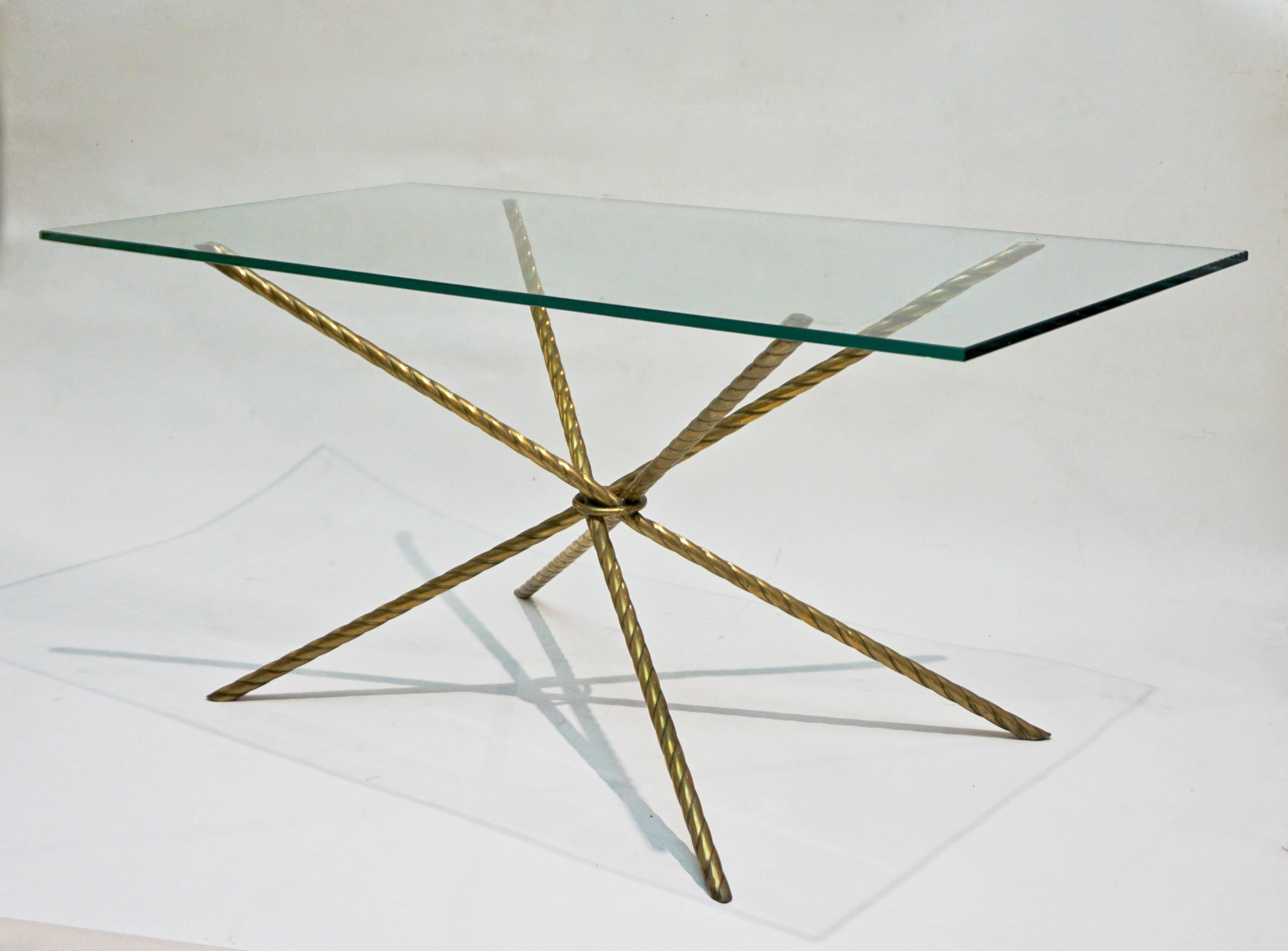 Elegant Italian handcrafted coffee or side table of enticing exclusive design, the geometric rectangular glass top resting on four brass legs with a twisted rope pattern, freely bunched in the middle by a brass ring.