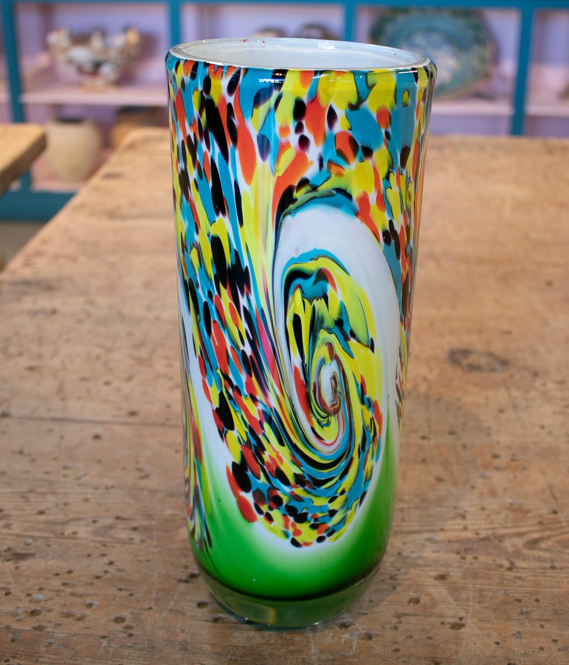 bunte Vase aus venezianischem Muranoglas aus den 1980er Jahren.
