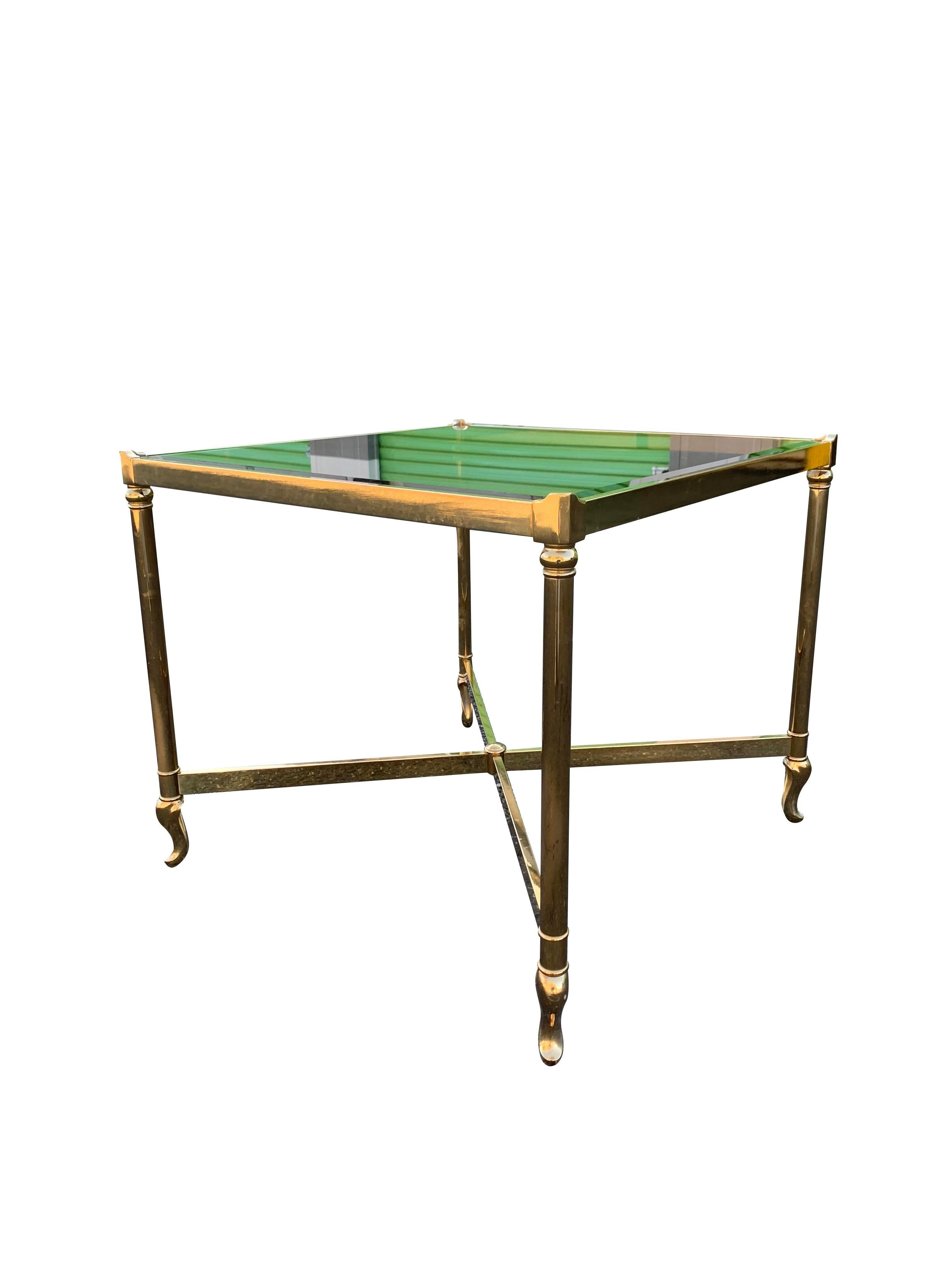 Un tavolo vintage di grande fascino: Stile Hollywood Regency.

Questo splendido tavolo vintage, realizzato in Italia da Solmet, è un ottimo esempio di stile Hollywood Regency. Il suo design elegante e squadrato, unito all'elegante struttura in