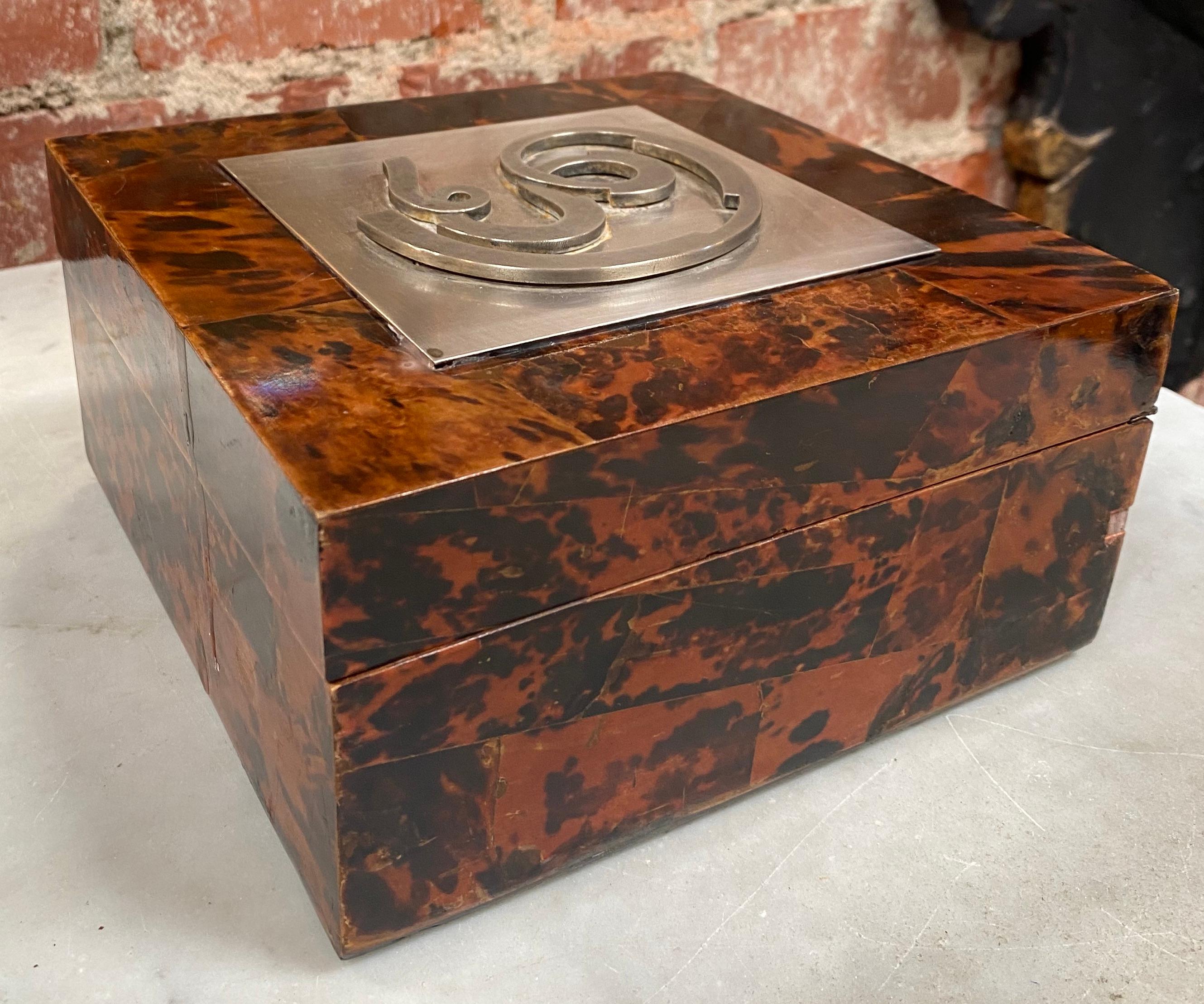 Magnifique boîte décorative italienne vintage en bois et en métal argenté, la boîte est en bon état et est prête à être insérée dans une pièce moderne du milieu du siècle.