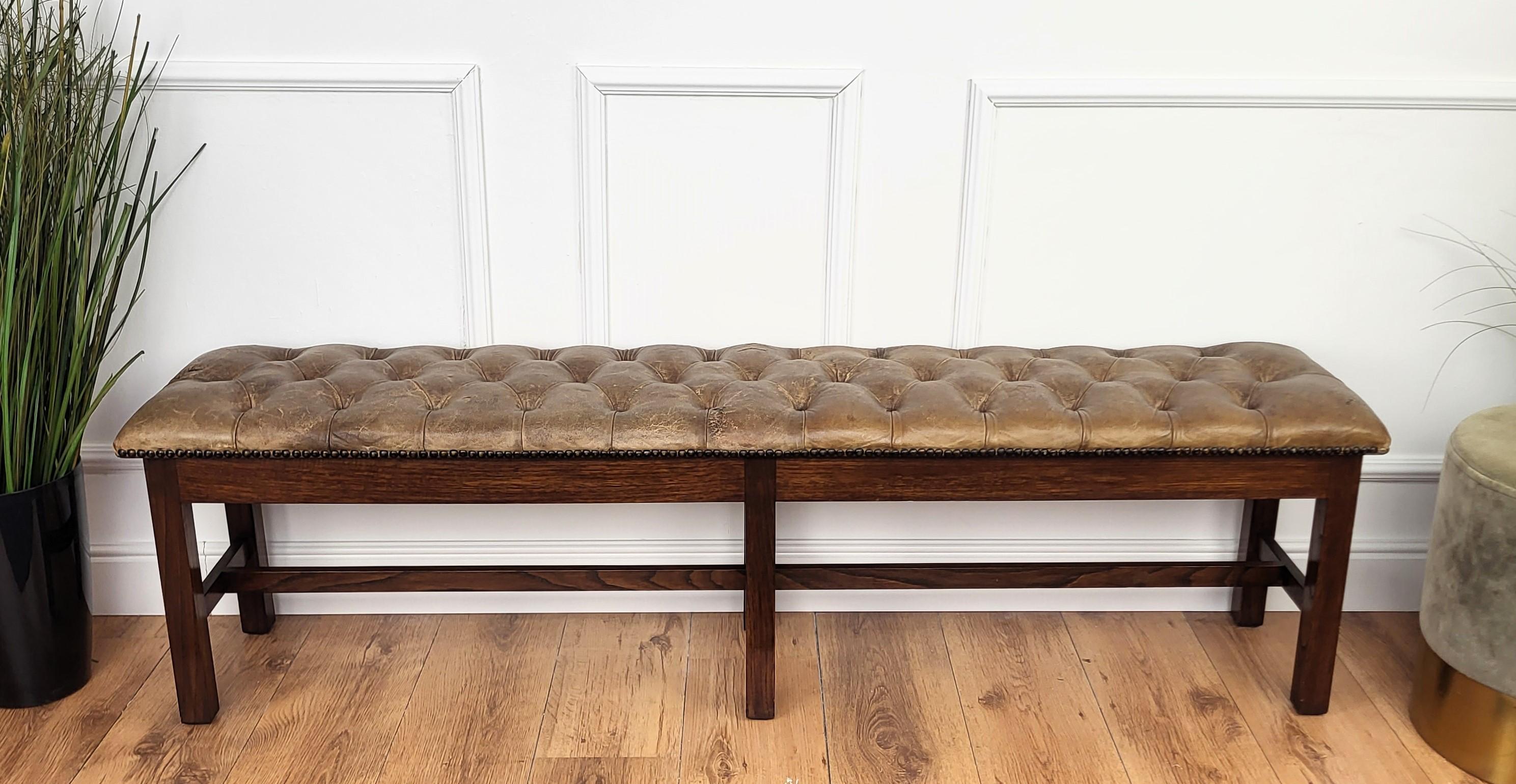 Beautiful piece in solid Italian walnut wood, highlighted by the upholstered leather using beautiful handmade button-tafted capitonnè craft in Chesterfield style with nailhead finishing in a light brown or grey color. The original leather has a