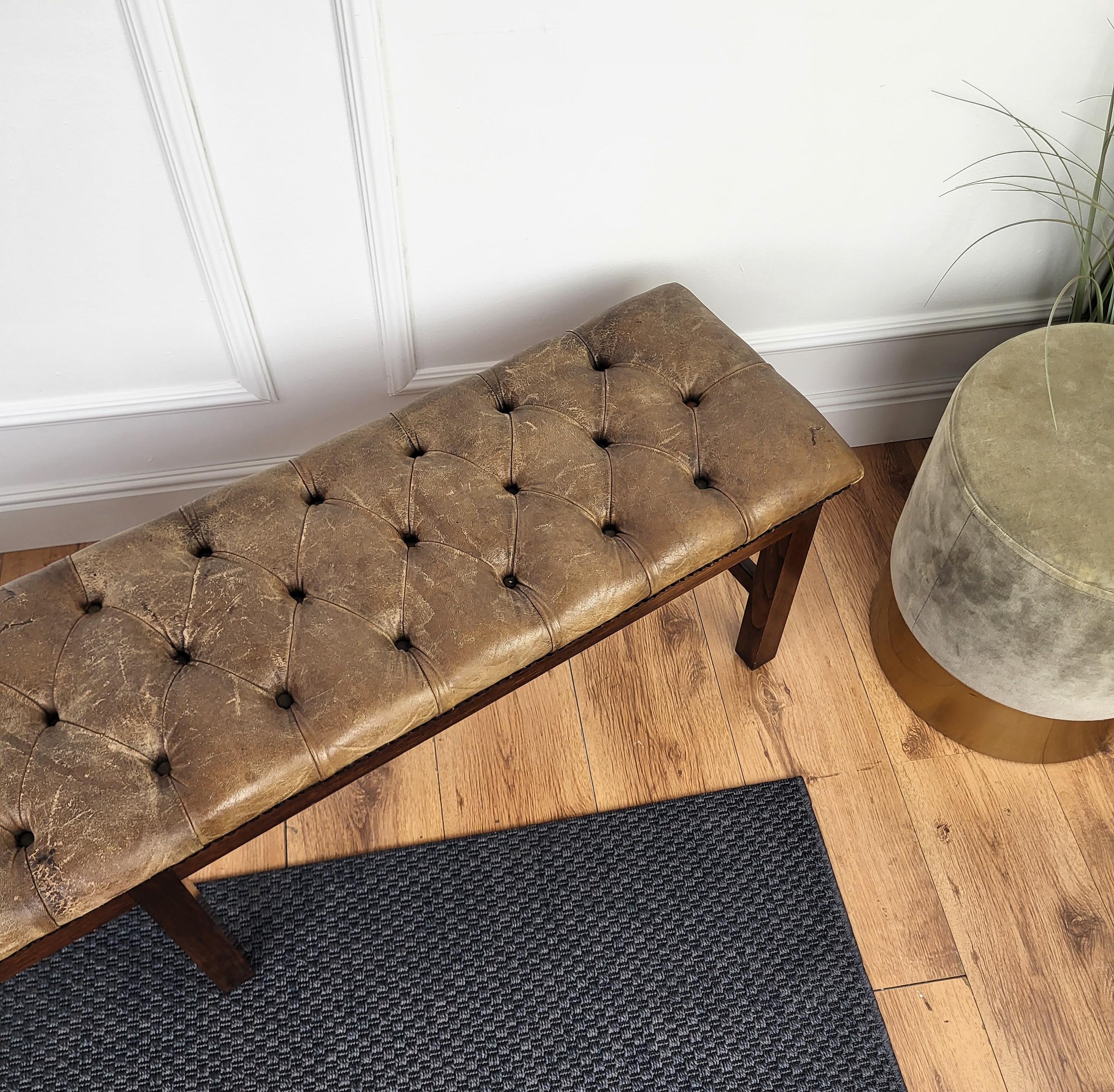 1980s Italian Walnut Button-Tufted Leather Upholstered Long Entry Bed End Bench In Excellent Condition For Sale In Carimate, Como