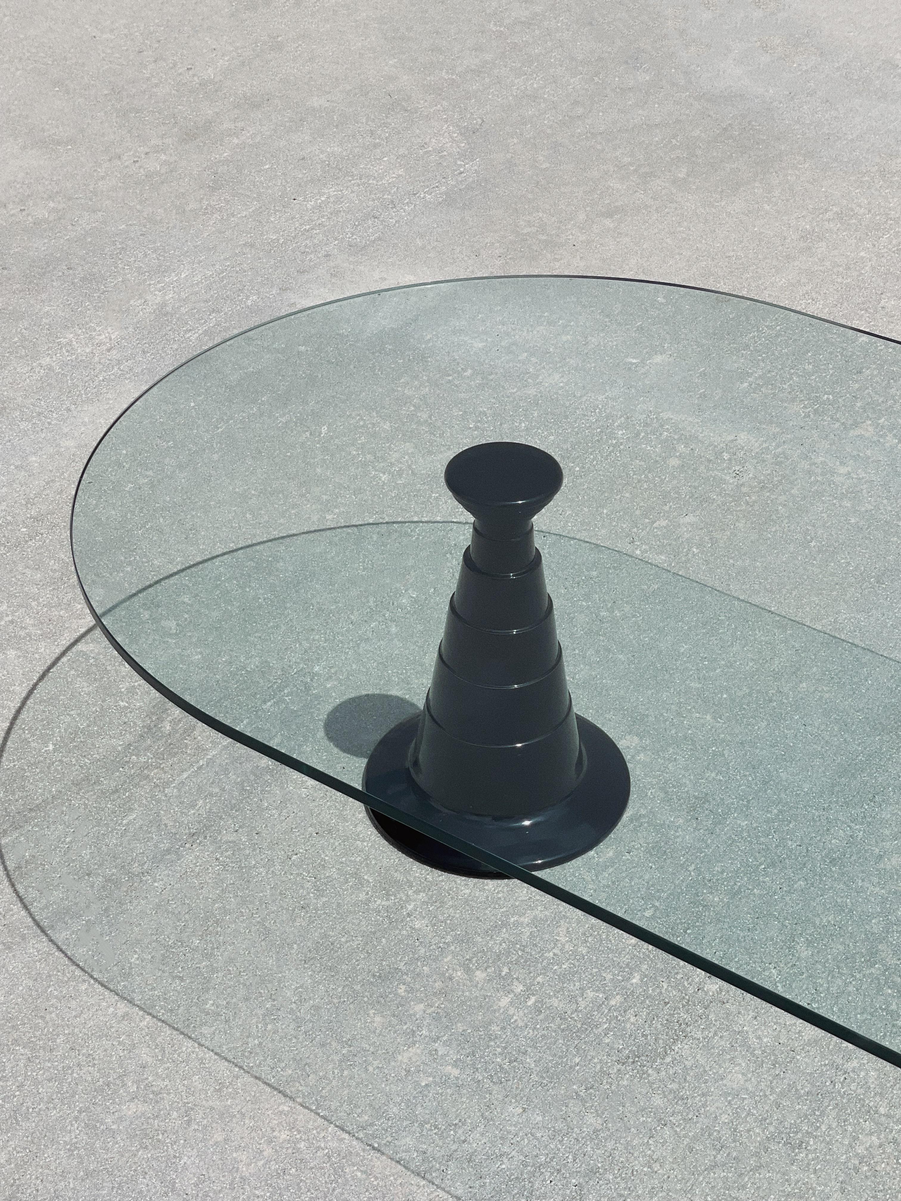 Table basse italienne des années 1980 en verre cascade avec The Pedestal en céramique noire brillante Bon état - En vente à Miami, FL
