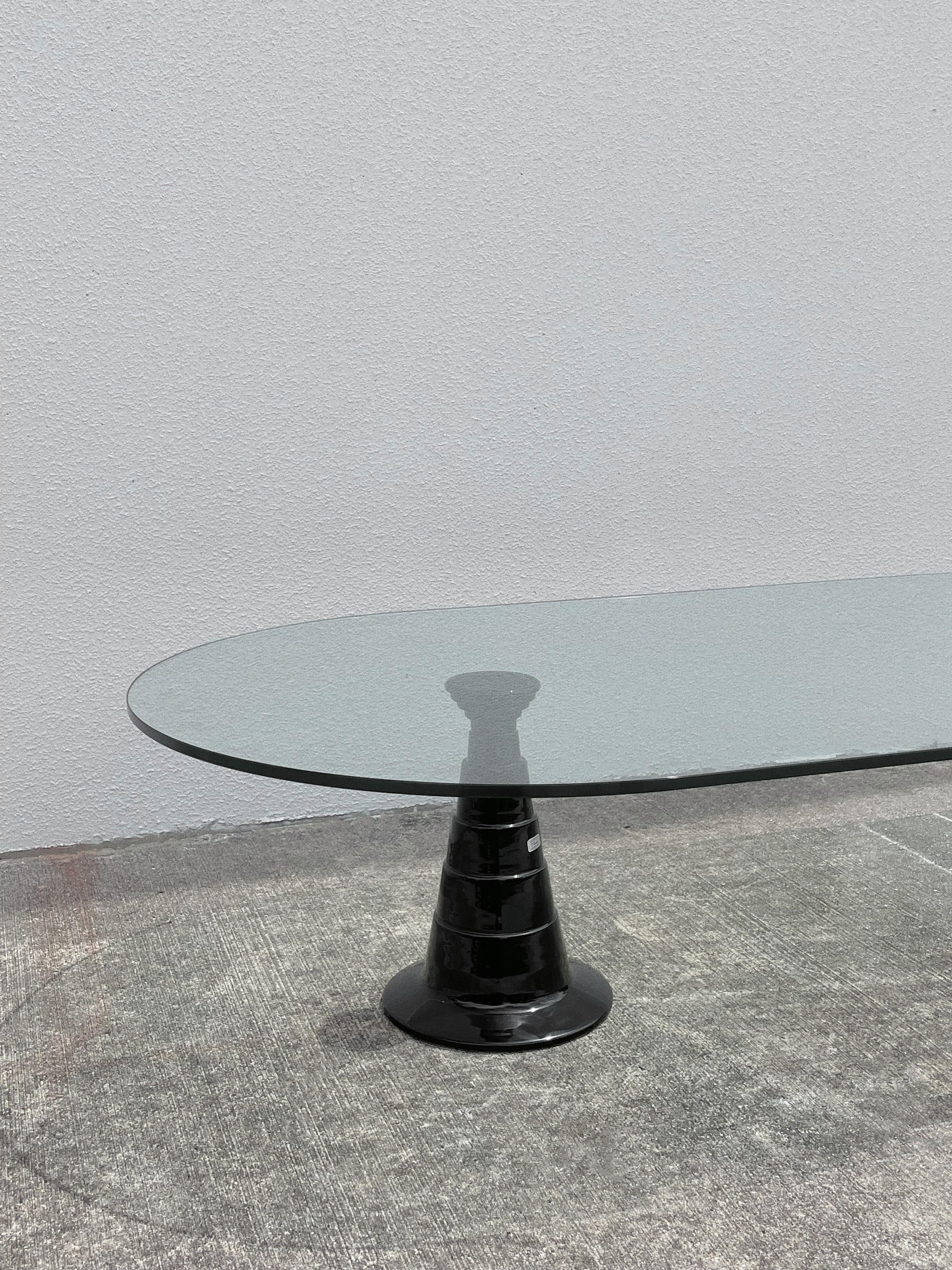 20ième siècle Table basse italienne des années 1980 en verre cascade avec The Pedestal en céramique noire brillante en vente