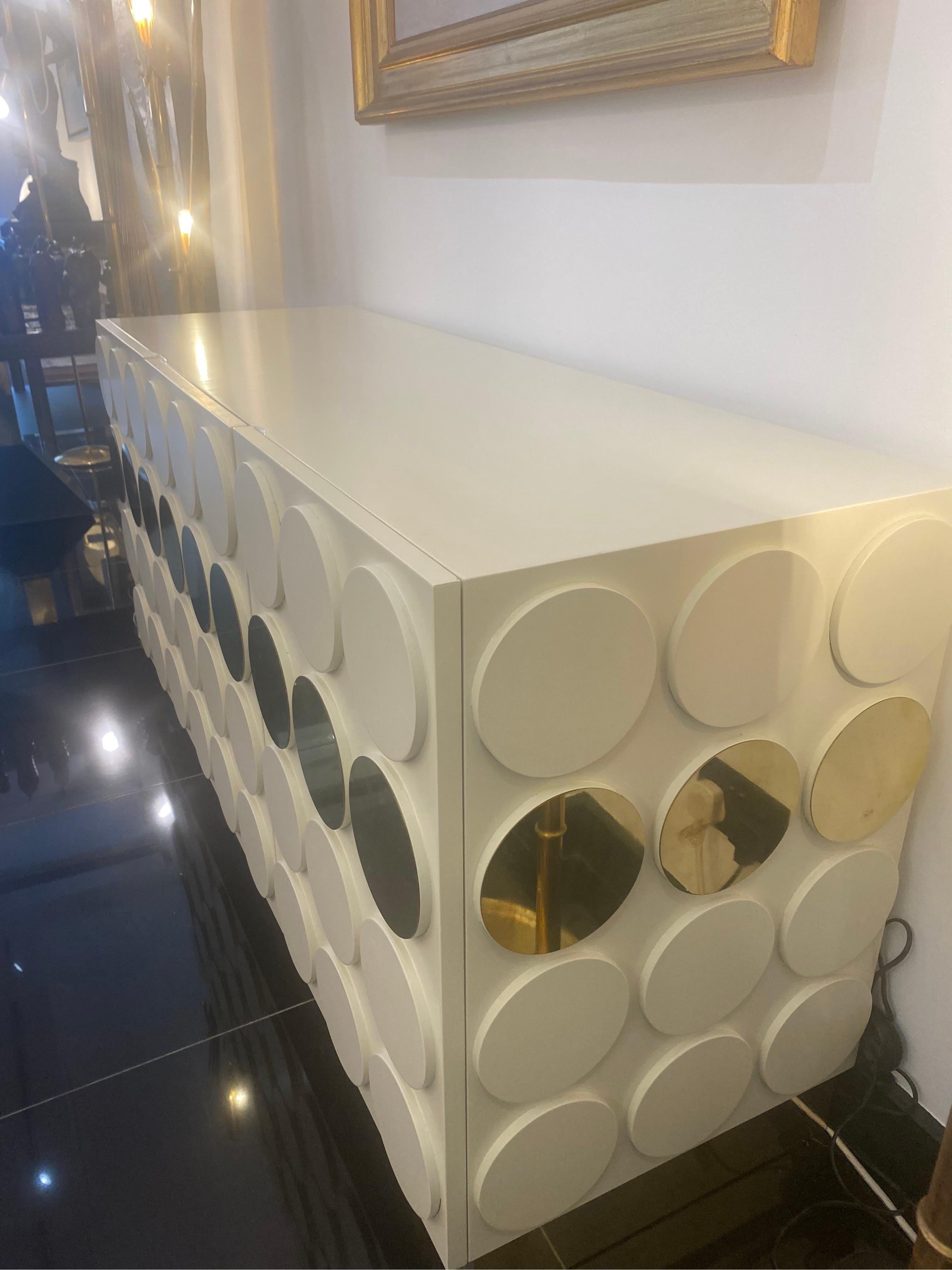 1980s Italian White Pickle Lacquer and Brass Cabinet In Good Condition For Sale In London, GB