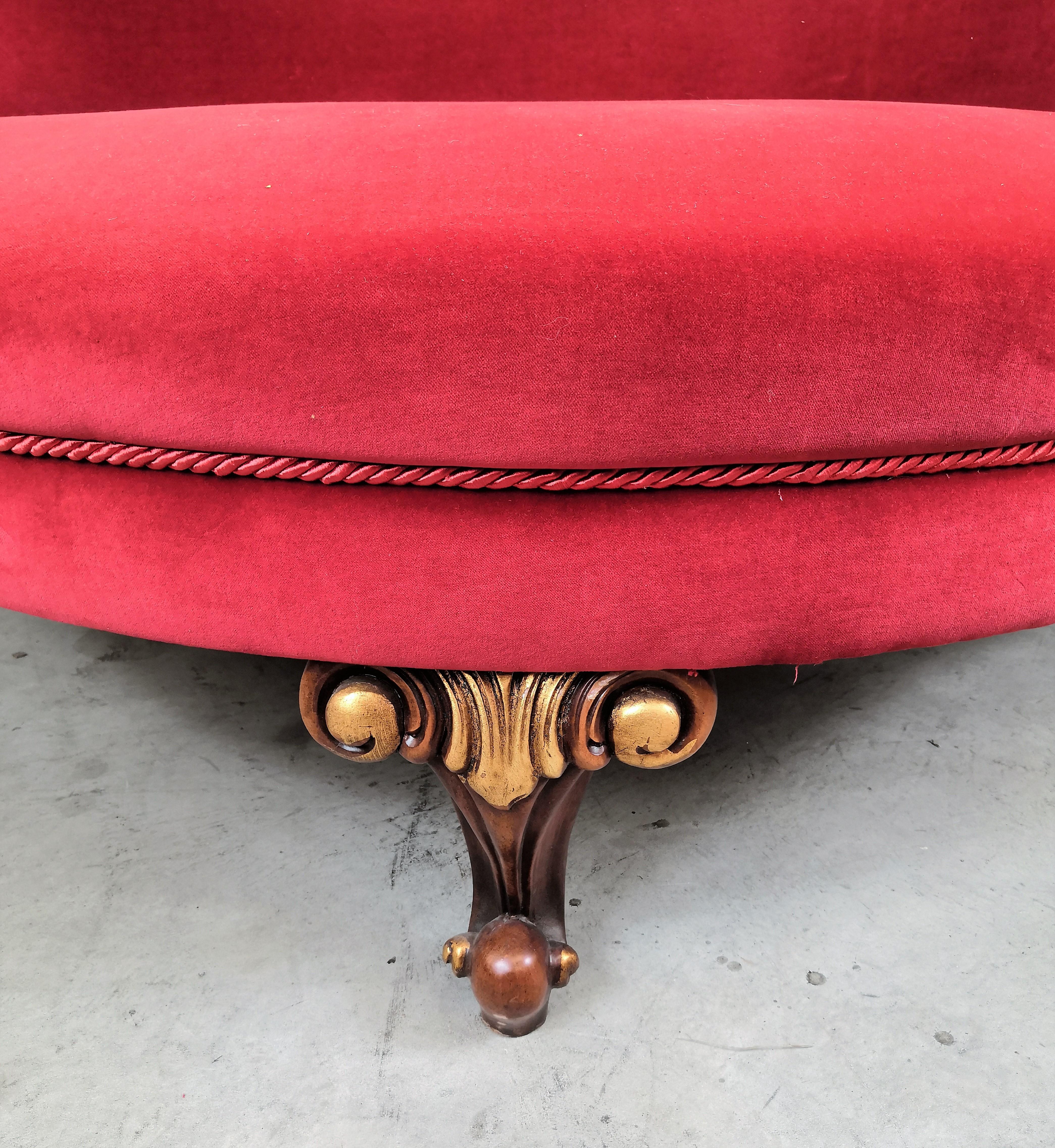 1980s Italian Wood Gold Leaf Red Velvet Conversation Borne Settee Round Sofa In Good Condition In Carimate, Como