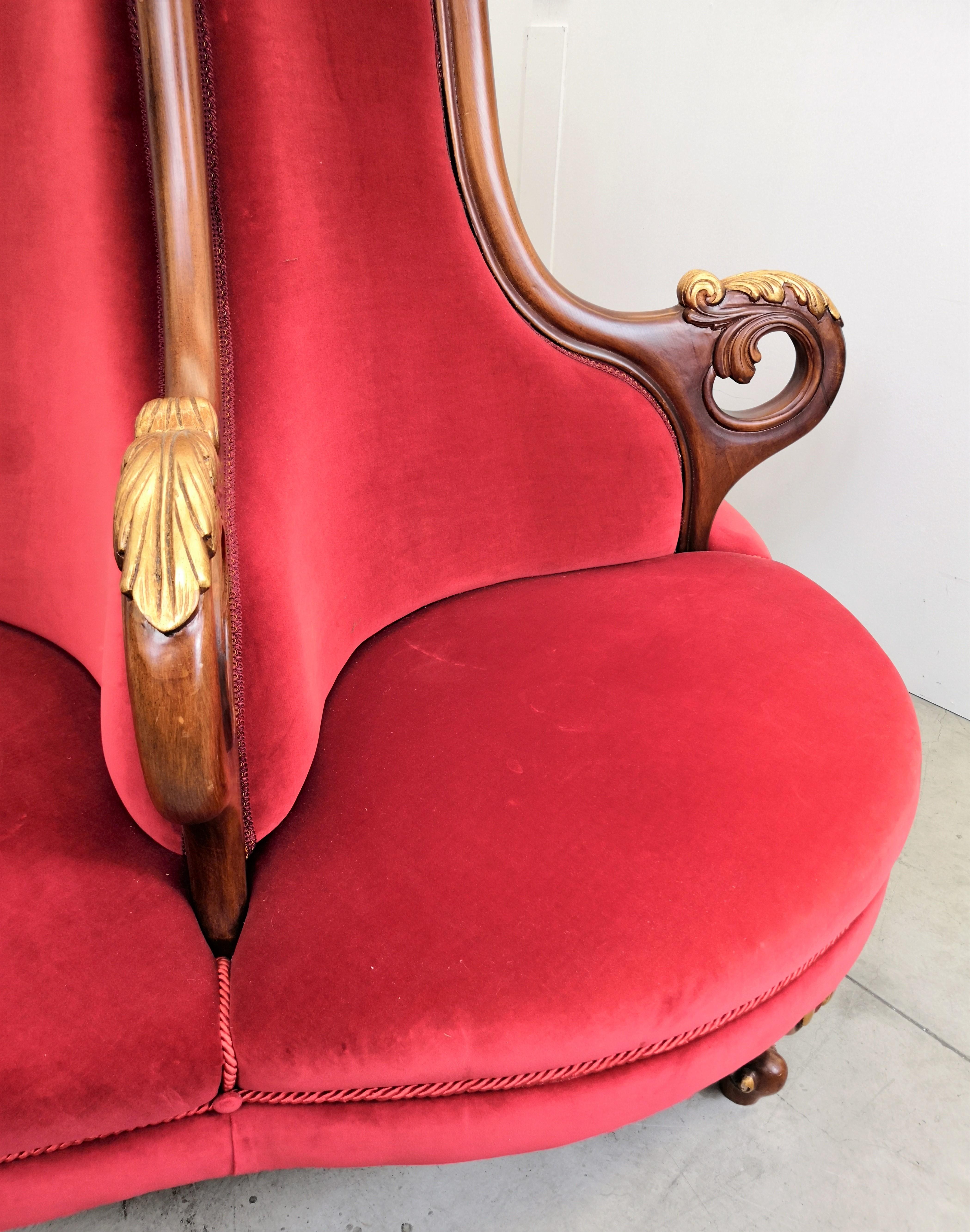 20th Century 1980s Italian Wood Gold Leaf Red Velvet Conversation Borne Settee Round Sofa
