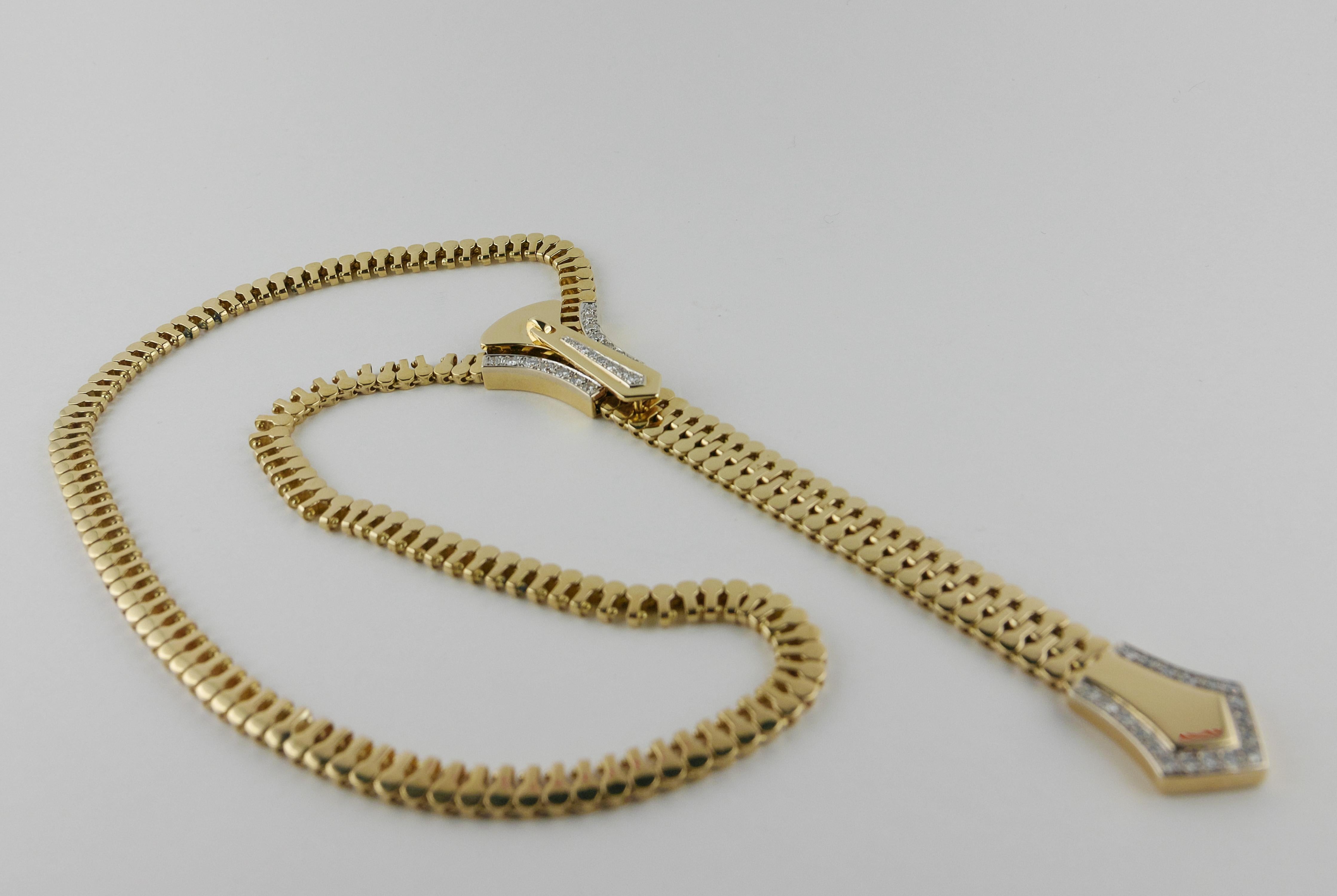 Diese italienische Halskette besteht aus einer Gliederkette aus 18 Karat Gelbgold und ist mit einem mit Diamanten besetzten Reißverschlussmotiv versehen, das an der Kette auf- und abwärts läuft und an jeder gewünschten Stelle befestigt werden kann.