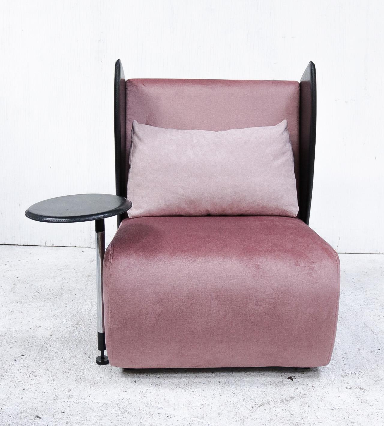 Seltener postmoderner Stuhl im Memphis-Stil, entworfen von Augusto Mandelli und Walter Selva für Salmistraro, Italien in den 1980er Jahren.
Die schwarzen Teile sind aus Leder gefertigt.
Neue alte rosa Samtpolsterung.
 
