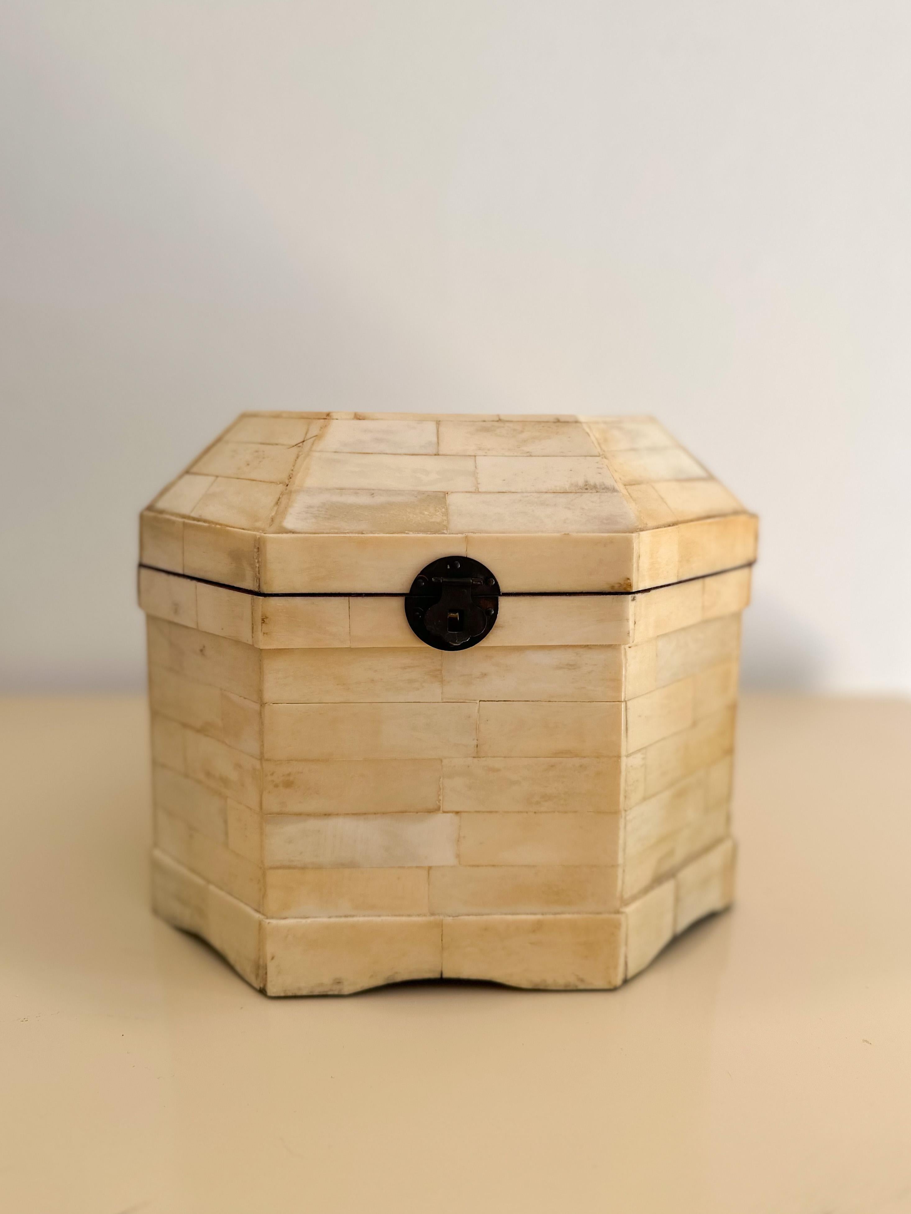 Boîte octogonale vintage en os ivoire à motif de briques, avec doublure en velours marron et fermoir en laiton fixant le couvercle à charnière. Ces boîtes volumineuses peuvent contenir un grand nombre de trésors. Deux boîtes sont disponibles et
