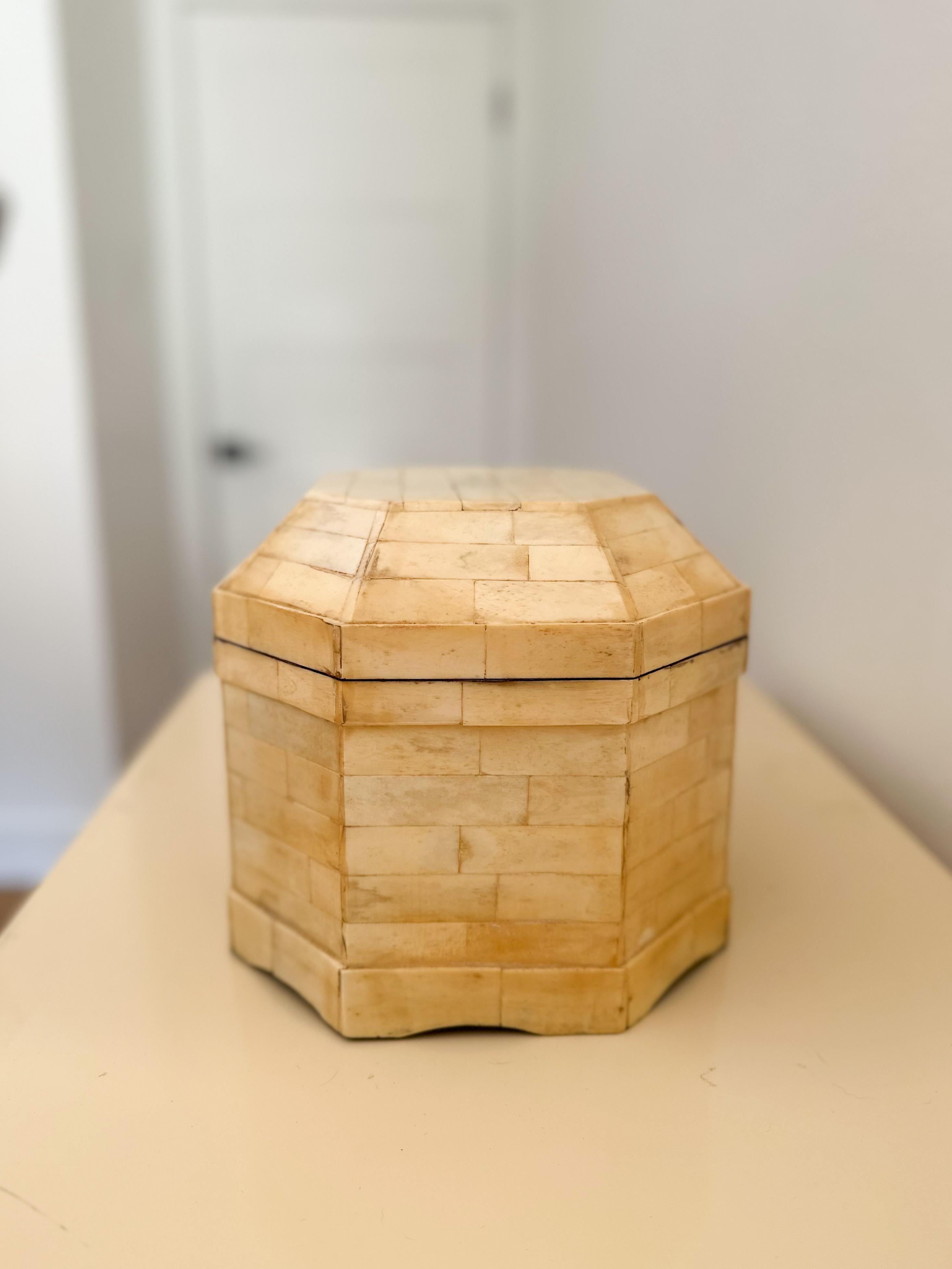 1980s Ivory Bone Octagonal Box In Good Condition For Sale In Houston, TX